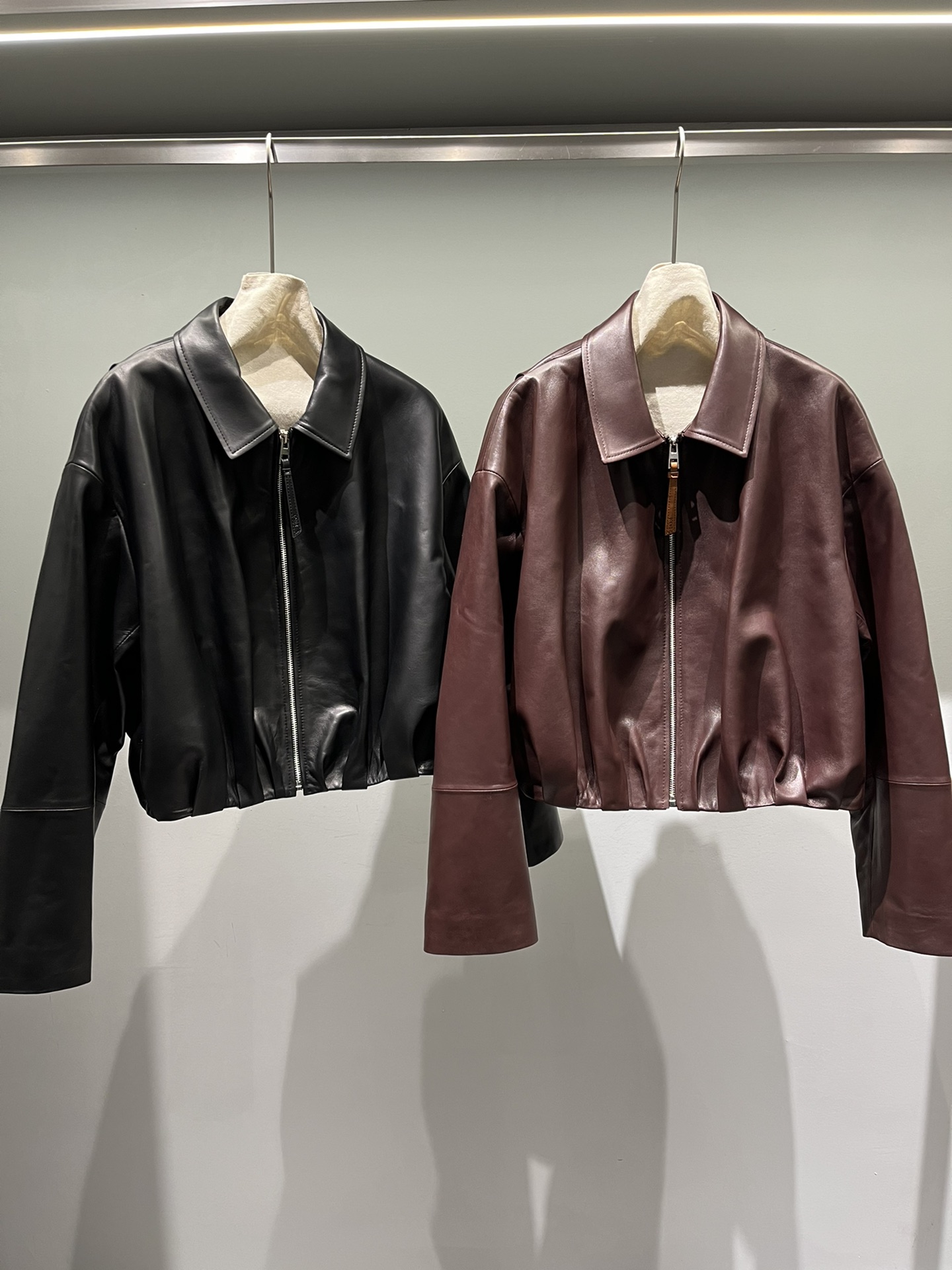 NO:742768,Loewe sheepskin jacket, 2 colors of the same style as Yang Mi, all accessories have logos, very exquisite, Loewe-clothing, loewe, jackets & coats, sheepskin,19860909罗意威羊皮外套,杨幂同款2色,辅料全部带logo,非常精致,罗意威-服装,loewe,jackets & coats,sheepskin,,Women's clothing