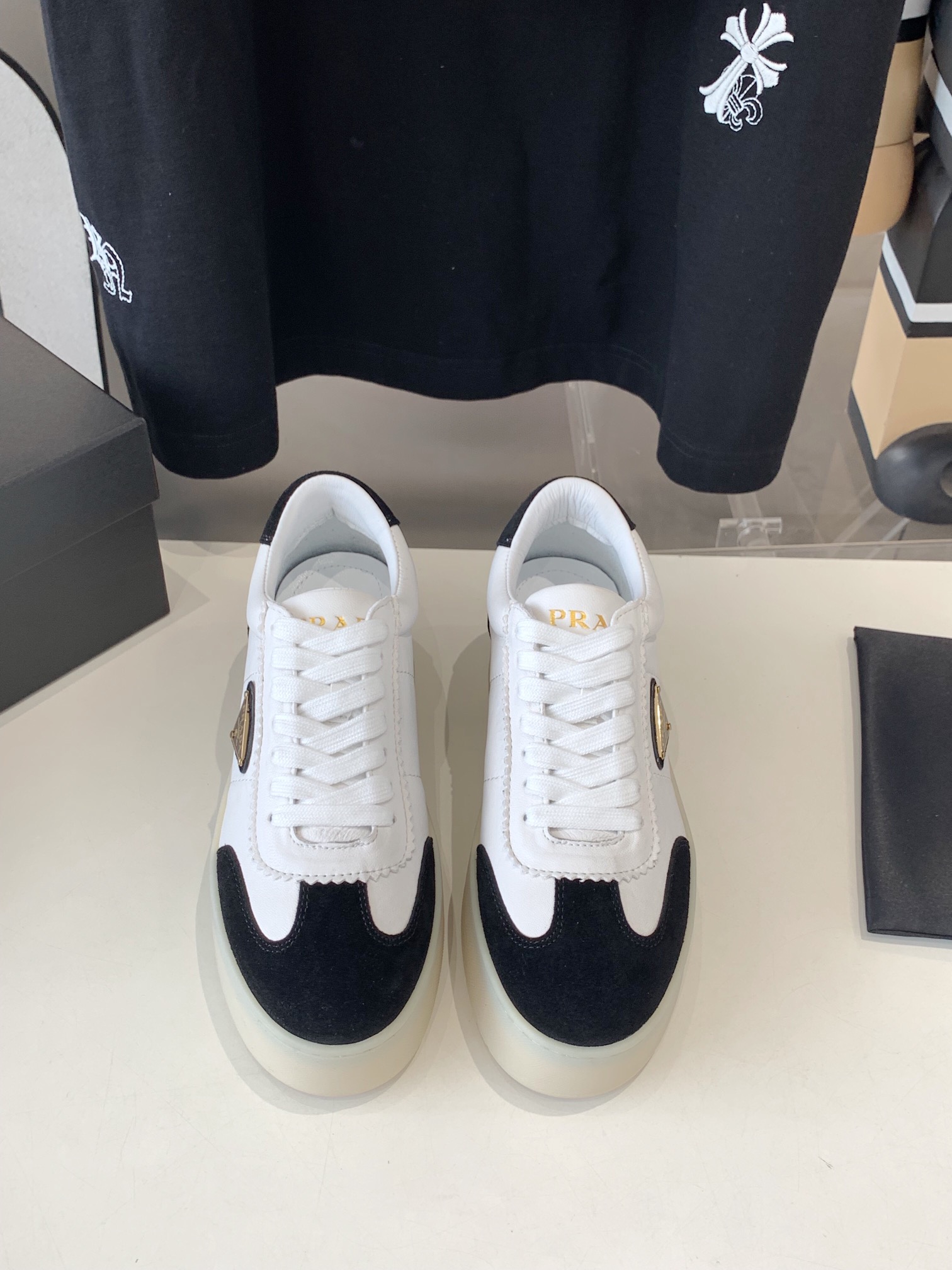 NO:239219,Prada's latest Downtown Bold series thick sole, sponge cake shoes, triangle logo, casual sneakers, white shoes, original purchase and development, Downtown Bold sneakers draw inspiration from basketball shoes from the 1980s, sports style design and exquisite details. The individual thick sole presents a unique and modern style. The Prada logo is interpreted through different angles, decorated with the iconic enameled triangle metal logo, showing a unique and classic style. Fabric: original customized imported toe-layer peritoneal sheepskin Inner: original imported sheepskin Outsole: original mold-opening raw glue material Sole thickness: 4.5CM Size: women's 35-40, casual shoes/sports shoes, prada, prada, sneakers, sheepskin19860909Prada普拉达最新Downtown Bold系列厚底 松糕鞋 三角标 休闲运动鞋小白鞋 原版购入开发做货Downtown Bold运动鞋从1980年代的篮球鞋汲取灵感,运动风设计搭配精致细节.个性的厚底呈现别具一格的现代风格.通过不同角度演绎Prada徽标,饰有标志性的涂珐琅三角形金属徽标,彰显别具一格的经典格调 面料: 原版定制进口头层腹膜羊皮 内里:原版进口羊皮 大底:原版开模生胶材质 底厚: 4.5CM Size: 女款35-40,休闲鞋/运动鞋,prada,prada,sneakers,sheepskin,Women's Shoes