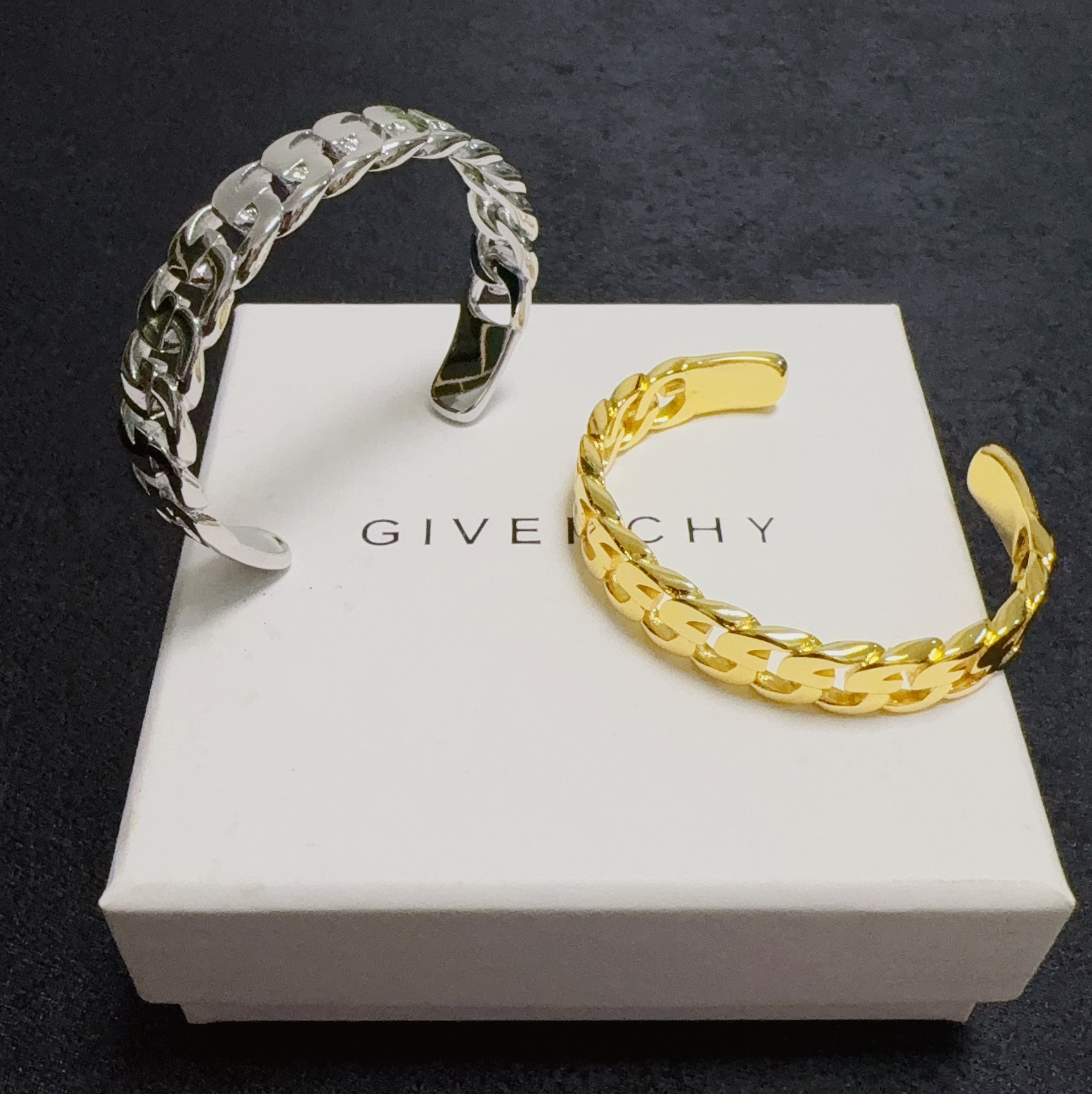 Givenchy and Blanche: Elegant Sculptural Jewelry for the Fashionable Family - 图片 7