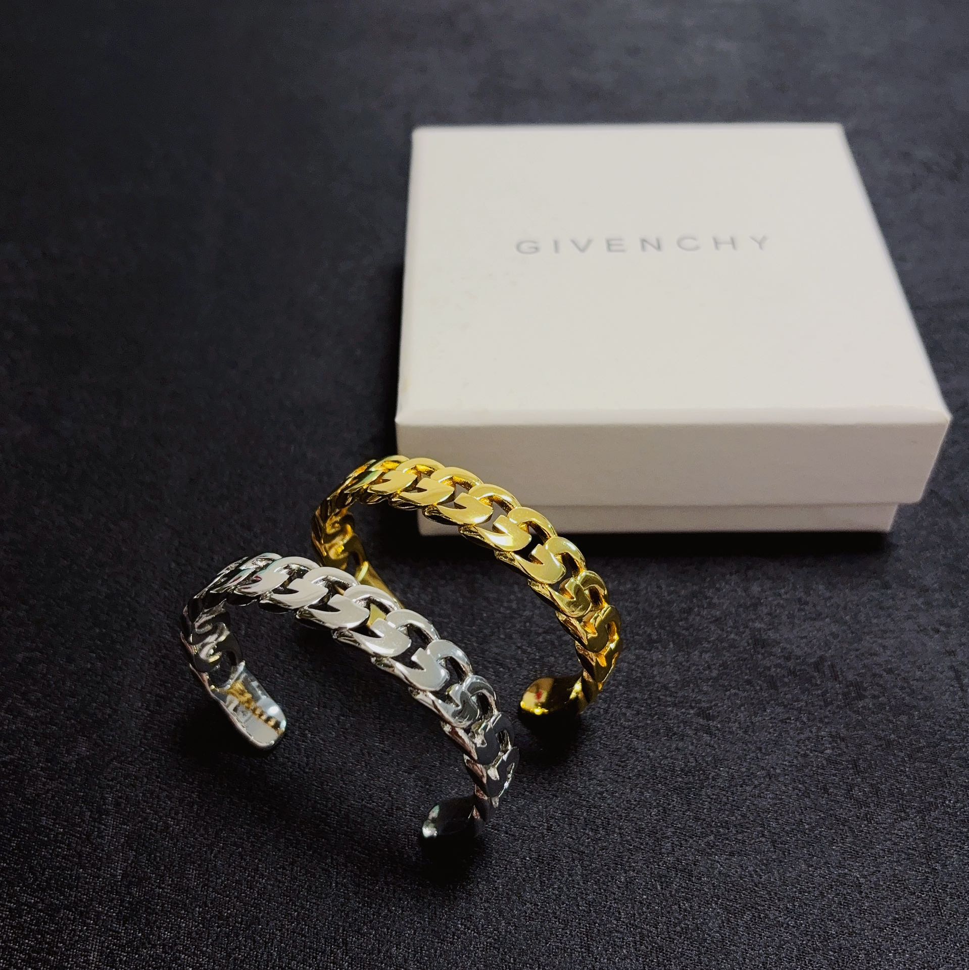 Givenchy and Blanche: Elegant Sculptural Jewelry for the Fashionable Family - 图片 9