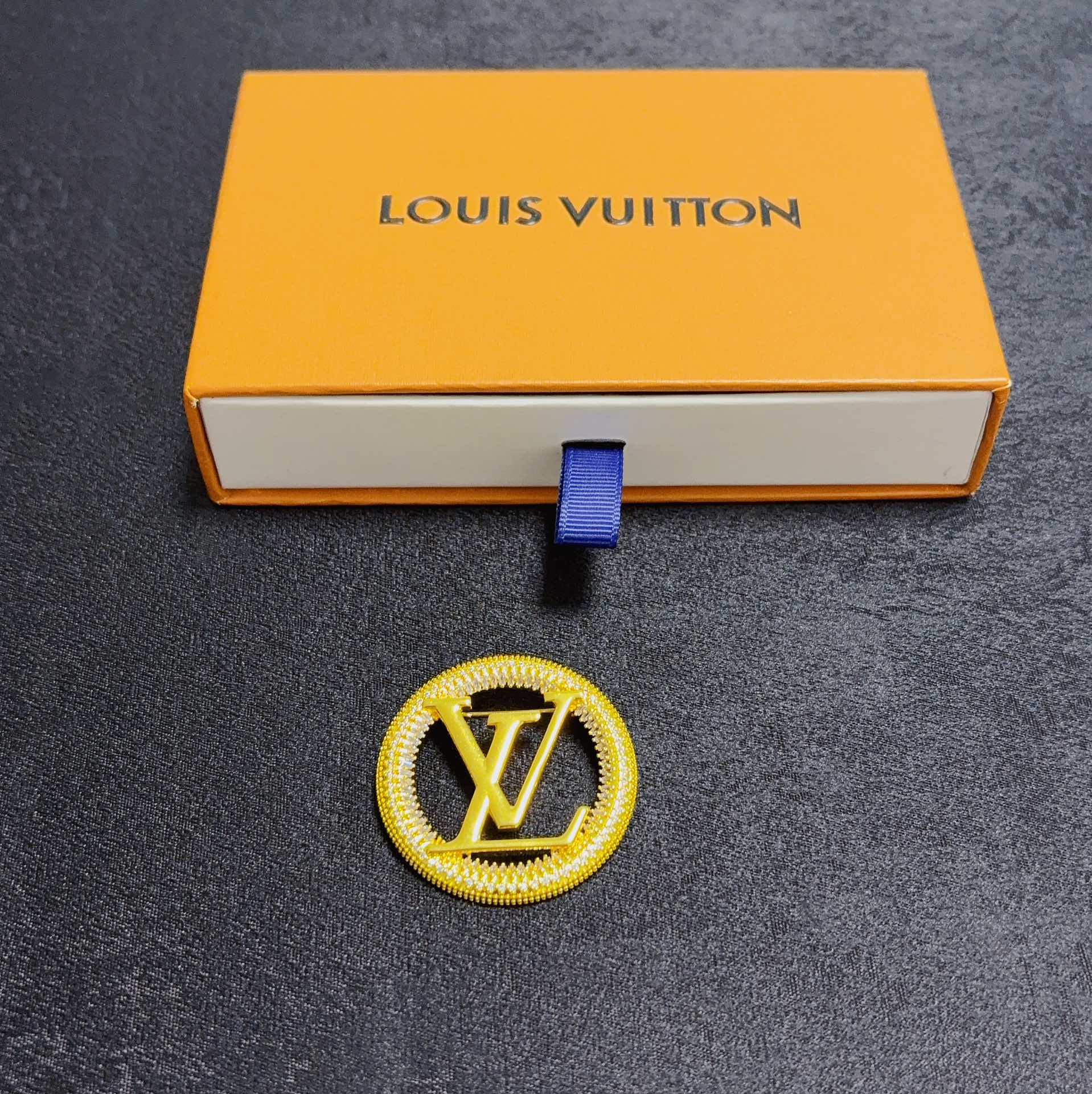 “Louis Vuitton Retrospective Pins: Women’s Valued Accessories” - 图片 9