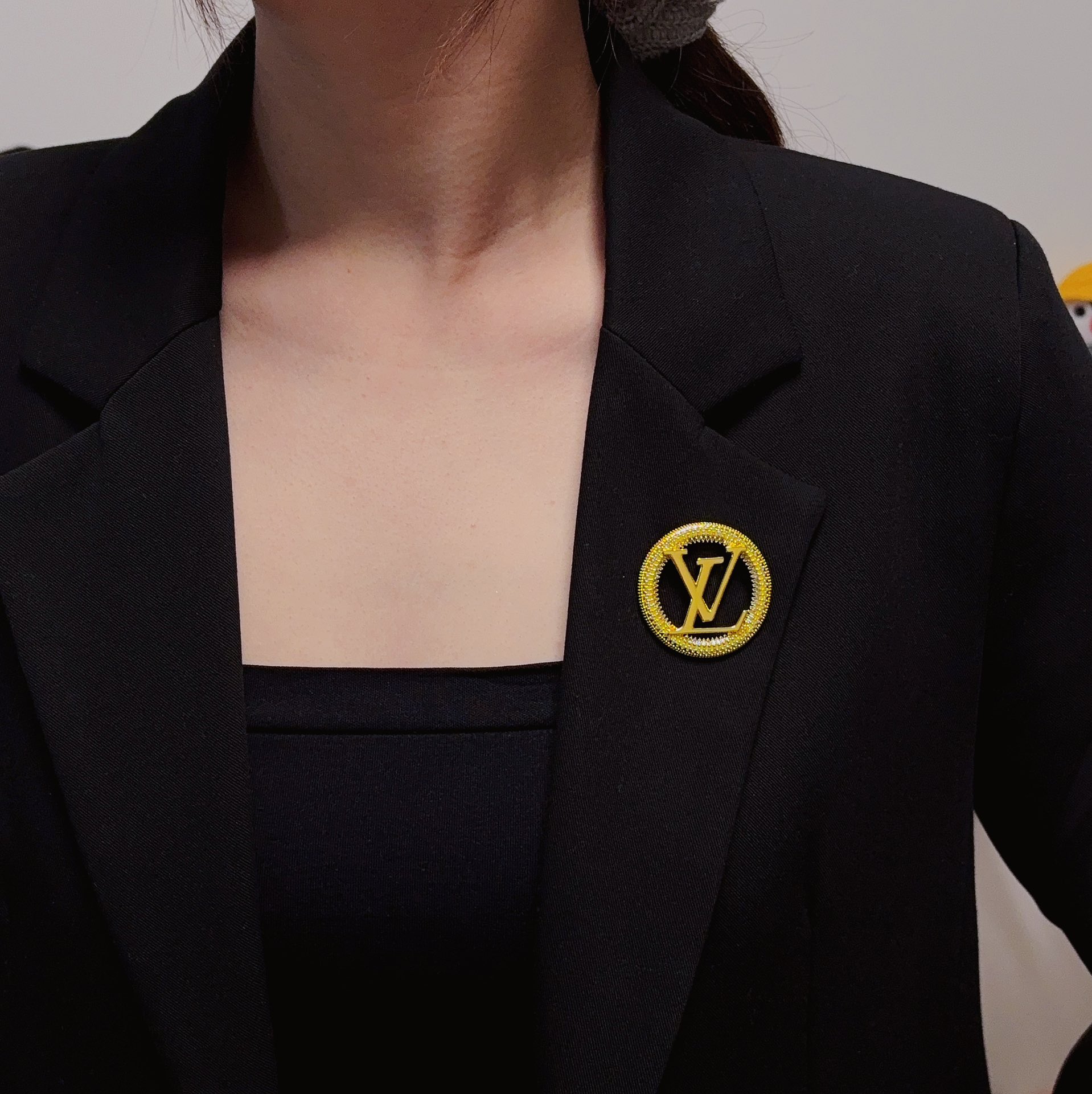 “Louis Vuitton Retrospective Pins: Women’s Valued Accessories” - 图片 2