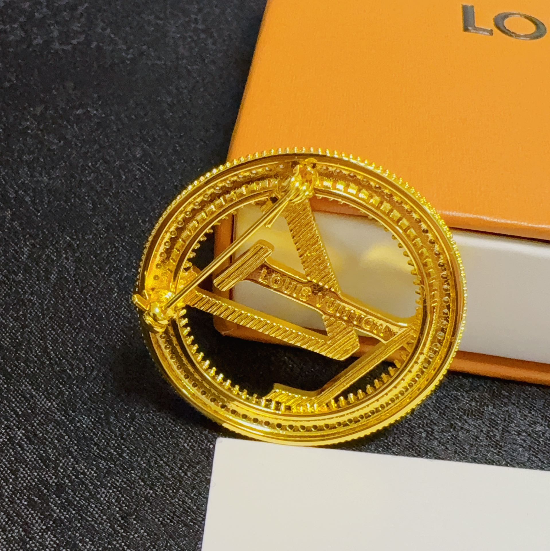 “Louis Vuitton Retrospective Pins: Women’s Valued Accessories” - 图片 5