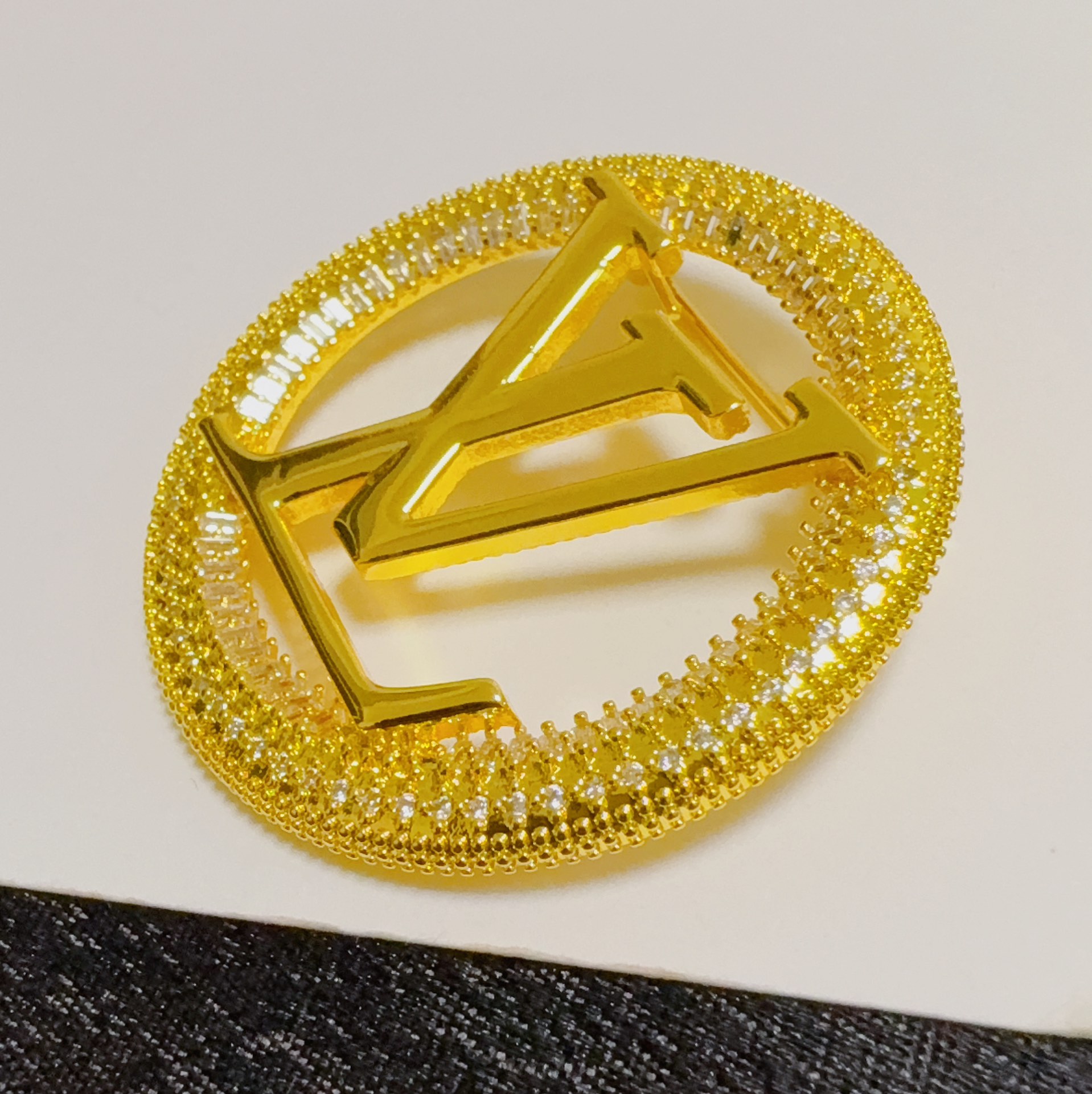 “Louis Vuitton Retrospective Pins: Women’s Valued Accessories” - 图片 4