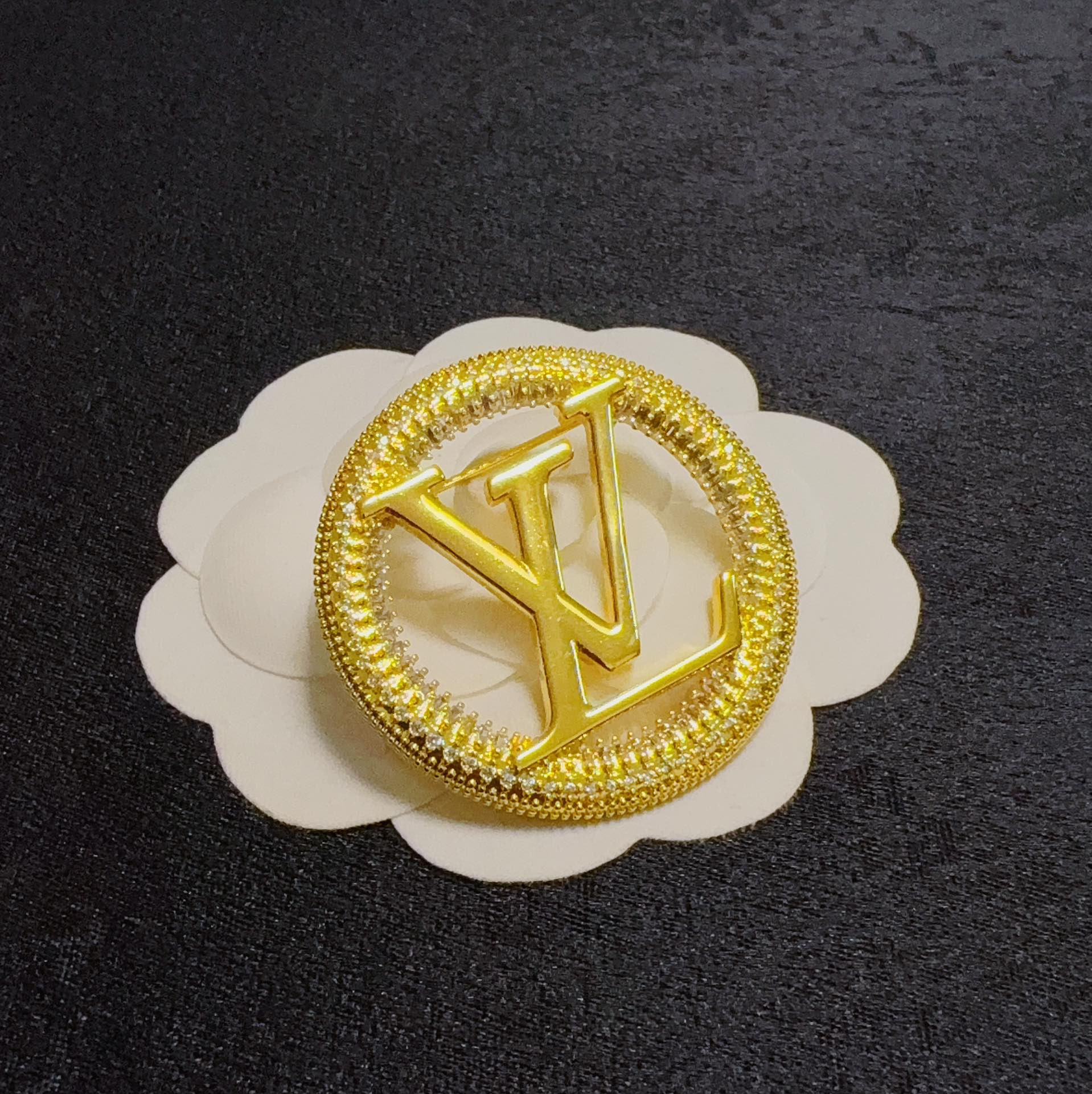 “Louis Vuitton Retrospective Pins: Women’s Valued Accessories” - 图片 6