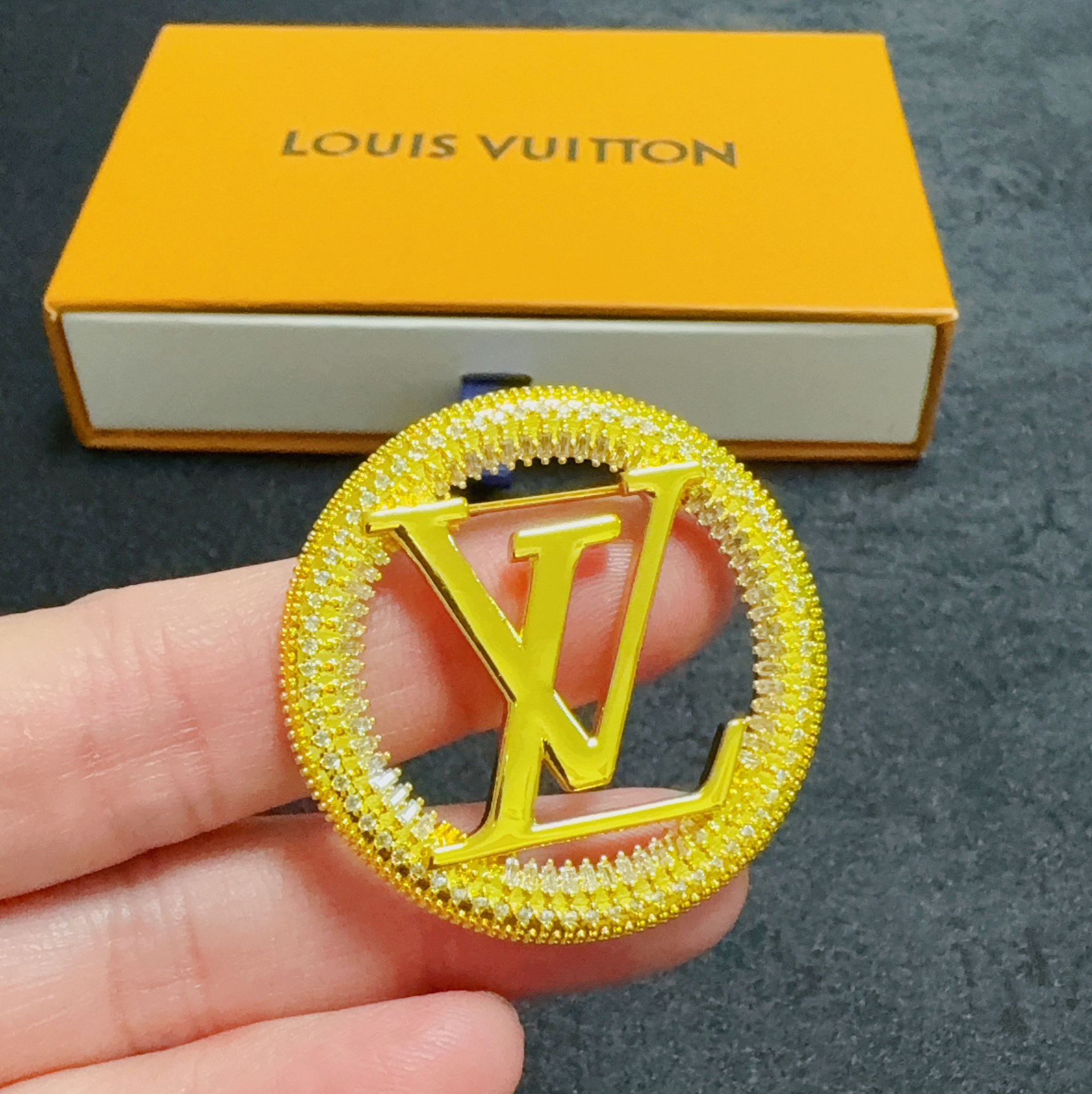 “Louis Vuitton Retrospective Pins: Women’s Valued Accessories” - 图片 8