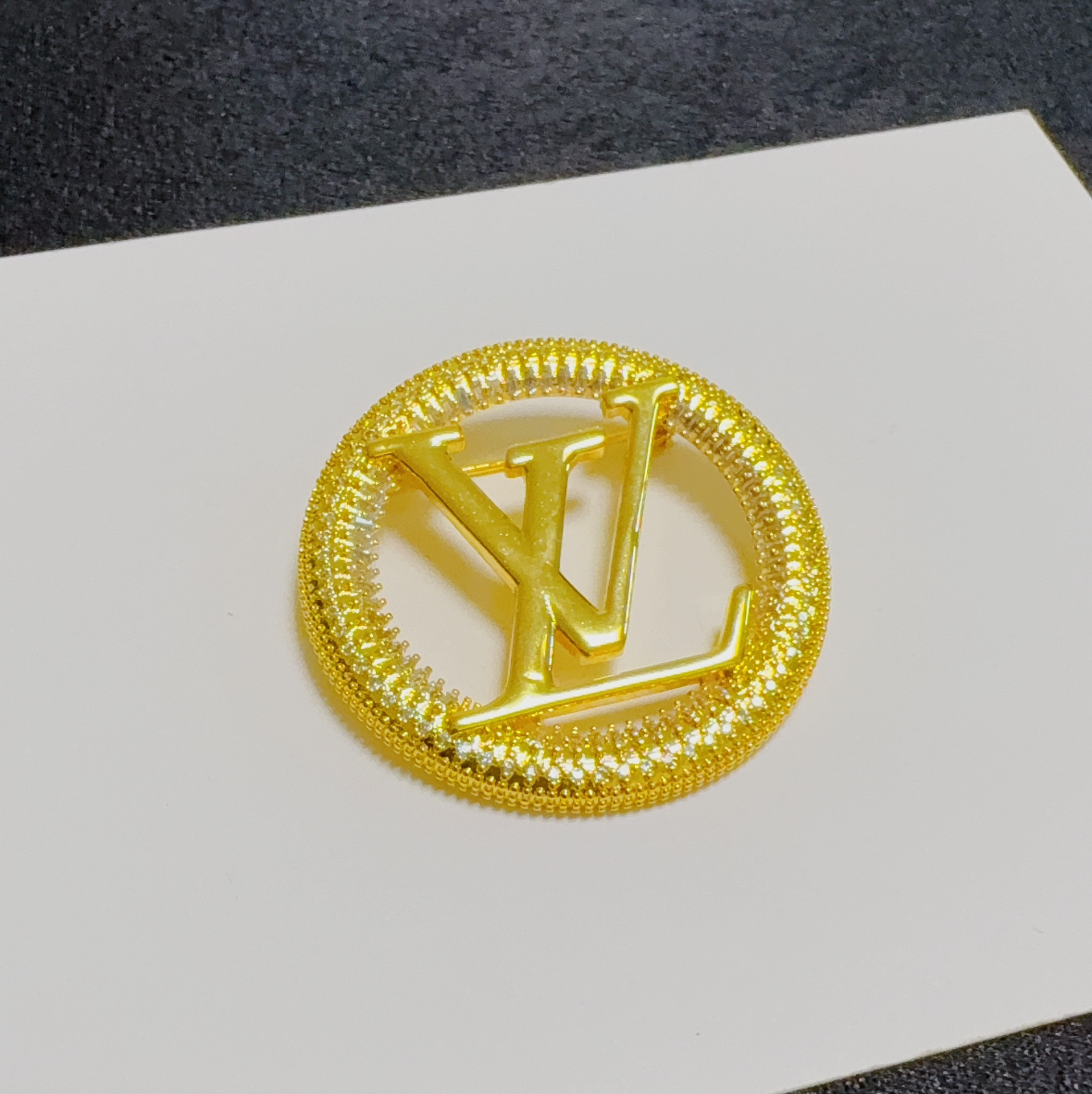 “Louis Vuitton Retrospective Pins: Women’s Valued Accessories” - 图片 3