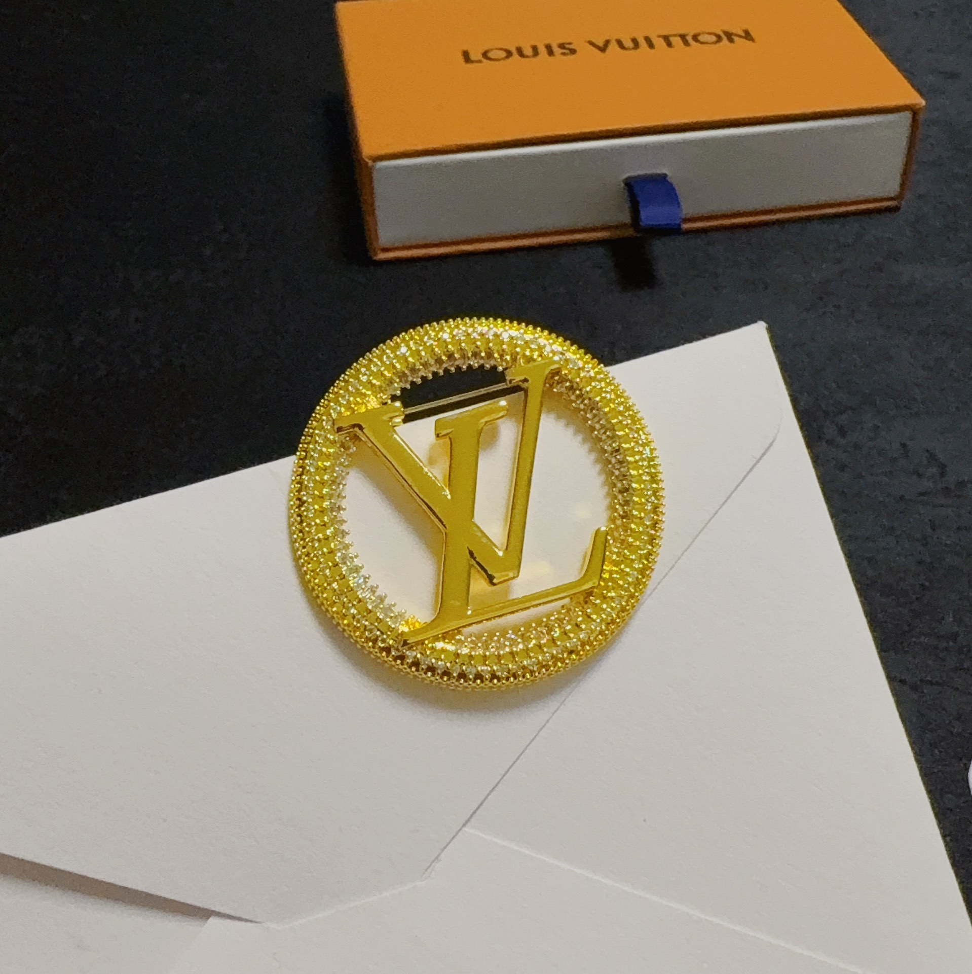 “Louis Vuitton Retrospective Pins: Women’s Valued Accessories” - 图片 7