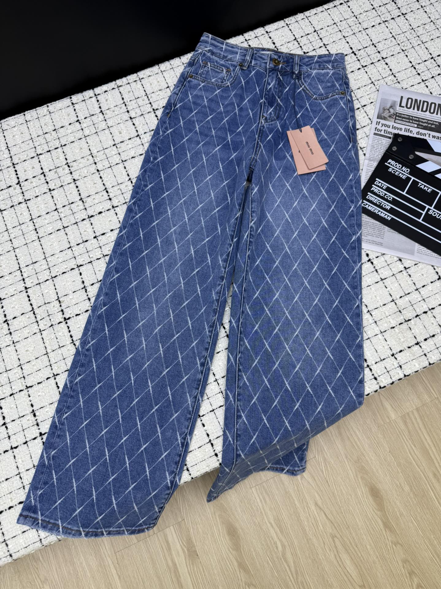 NO:328418,Recommended daily wear 25 Spring and summer Customized heavy diamond fabric straight jeans, simple and easy to wear every day, essential for everyone, no problem with T-shirts or shirts, fabric is slightly elastic, the upper body is more comfortable, modify the legs to make it look taller and slimmer, back pocket heavy industry logo decoration, one color 36-38-40-42-44.,,jeans,shirts,tees,t-shirt,alexander wang19860909日常穿搭推荐 25春夏 定制重工菱格面料直筒牛仔裤 日常简洁好穿款 人手必备 搭配T恤或者衬衫通通没问题 面料带有微弹性 上身更加舒服 修饰腿型显高显瘦 后背口袋重工logo装饰 一色36-38-40-42-44.,,jeans,shirts,tees，t-shirt,alexander wang,Women's clothing