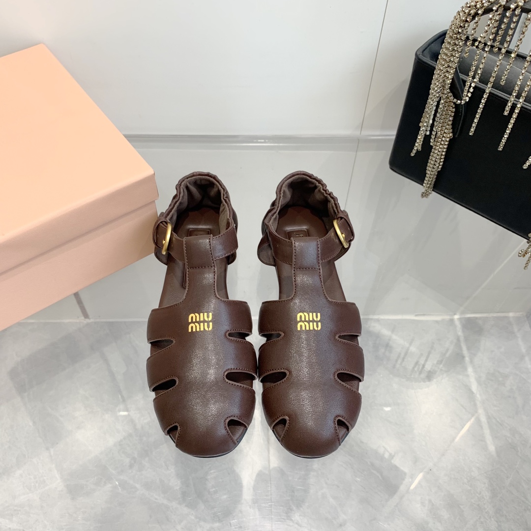 NO:231129,Miumiu Miu Spring and Summer Show Roman Sandals and Pig Cage Shoes. Many celebrities have grasses. Retro and fashionable. The brand logo is iconic metal logo with every design element. It looks very good and comfortable to wear. Many celebrities have grasses. Original rubber outsole full set packaging. Number of 35-40. Mary Zhen, miumiu, sandals, mary jane.19860909miumiu缪缪春夏走秀款罗马凉鞋猪笼鞋 超多明星网红种草 复古时髦前 品牌logo标志性金属标搭配每一个设计元素都踩在时髦点上 上脚非常好看舒适 超多网红种草 原版橡胶大底全套包装 码数35-40,玛丽珍,miumiu,sandals,mary jane,Women's Shoes