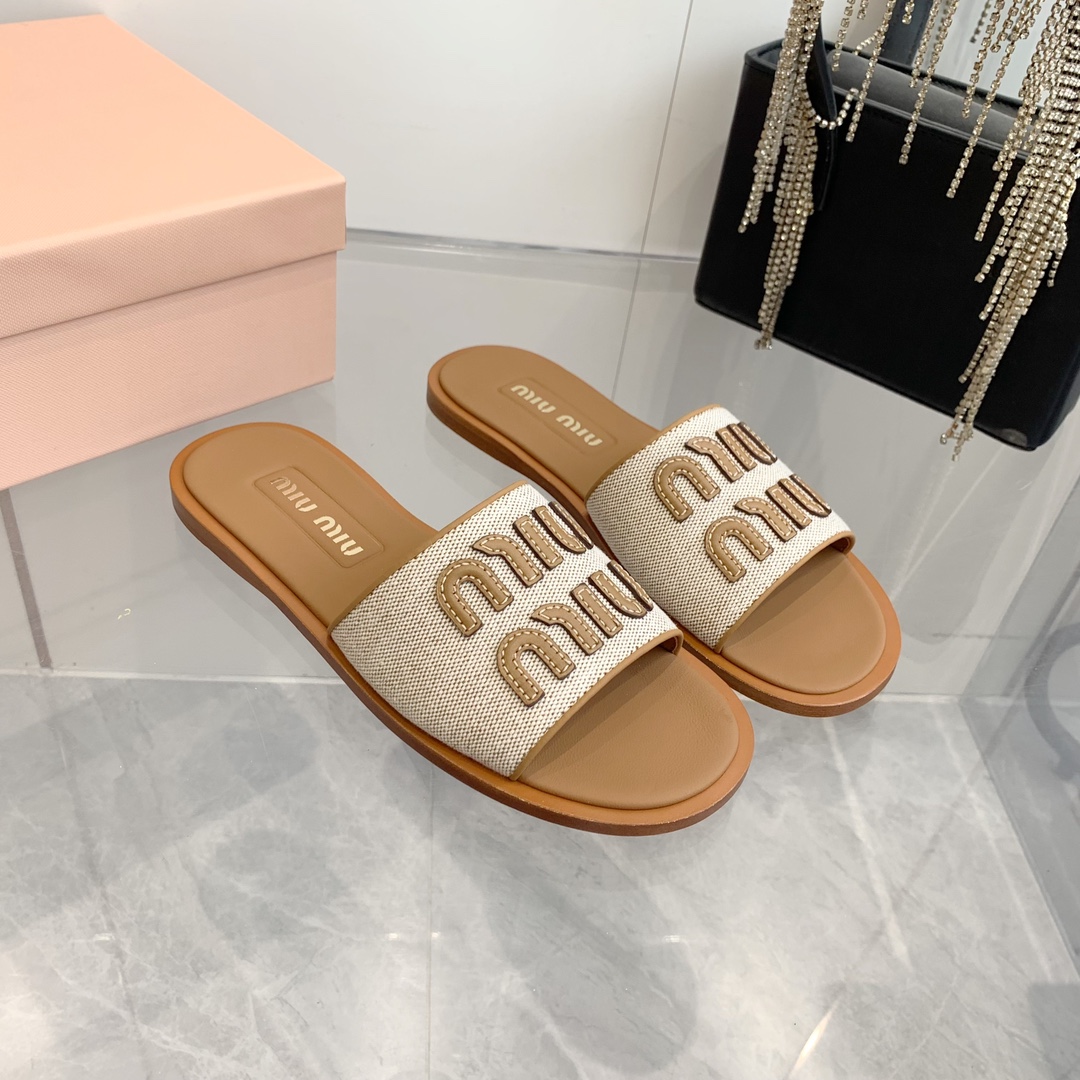P260代购级
Miu Miu2024春夏系列拉菲草编织皮质Logo半拖 Zp开发 

原版拆卸 对版 秒杀市面版本 Miu夏日风情 真的太少女啦！小羊皮超级软糯 喜欢可以冲了！

鞋面：拉菲草 （原版做法.原版走线）内里：牛皮 鞋底：原版高密度真皮大底➕真皮沿条

Size：35-42（40.41.42 定做不退换）