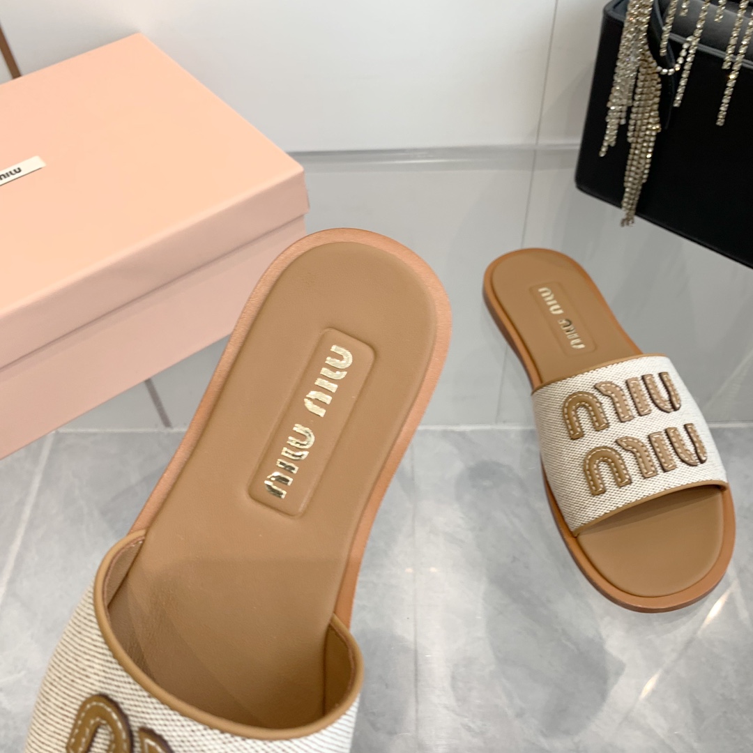 P260代购级
Miu Miu2024春夏系列拉菲草编织皮质Logo半拖 Zp开发 

原版拆卸 对版 秒杀市面版本 Miu夏日风情 真的太少女啦！小羊皮超级软糯 喜欢可以冲了！

鞋面：拉菲草 （原版做法.原版走线）内里：牛皮 鞋底：原版高密度真皮大底➕真皮沿条

Size：35-42（40.41.42 定做不退换）