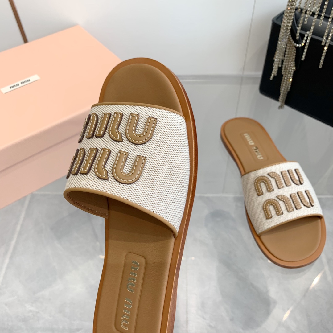 P260代购级
Miu Miu2024春夏系列拉菲草编织皮质Logo半拖 Zp开发 

原版拆卸 对版 秒杀市面版本 Miu夏日风情 真的太少女啦！小羊皮超级软糯 喜欢可以冲了！

鞋面：拉菲草 （原版做法.原版走线）内里：牛皮 鞋底：原版高密度真皮大底➕真皮沿条

Size：35-42（40.41.42 定做不退换）