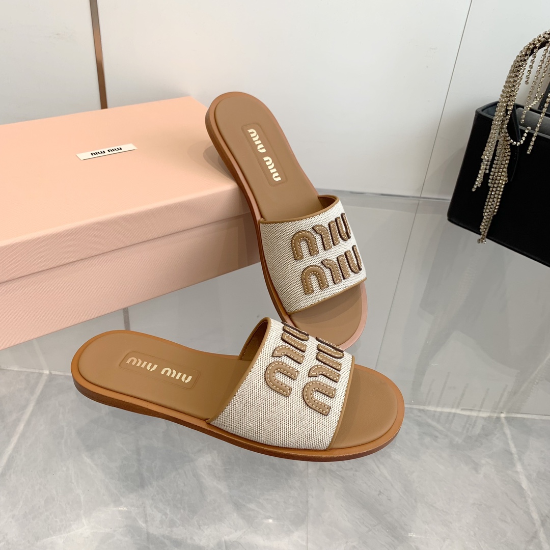P260代购级
Miu Miu2024春夏系列拉菲草编织皮质Logo半拖 Zp开发 

原版拆卸 对版 秒杀市面版本 Miu夏日风情 真的太少女啦！小羊皮超级软糯 喜欢可以冲了！

鞋面：拉菲草 （原版做法.原版走线）内里：牛皮 鞋底：原版高密度真皮大底➕真皮沿条

Size：35-42（40.41.42 定做不退换）