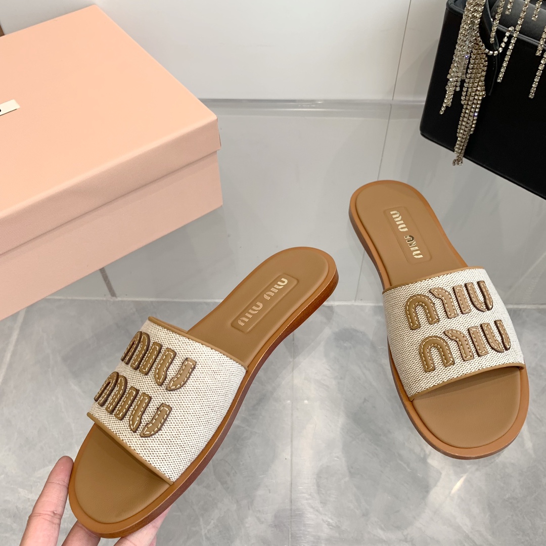 P260代购级
Miu Miu2024春夏系列拉菲草编织皮质Logo半拖 Zp开发 

原版拆卸 对版 秒杀市面版本 Miu夏日风情 真的太少女啦！小羊皮超级软糯 喜欢可以冲了！

鞋面：拉菲草 （原版做法.原版走线）内里：牛皮 鞋底：原版高密度真皮大底➕真皮沿条

Size：35-42（40.41.42 定做不退换）