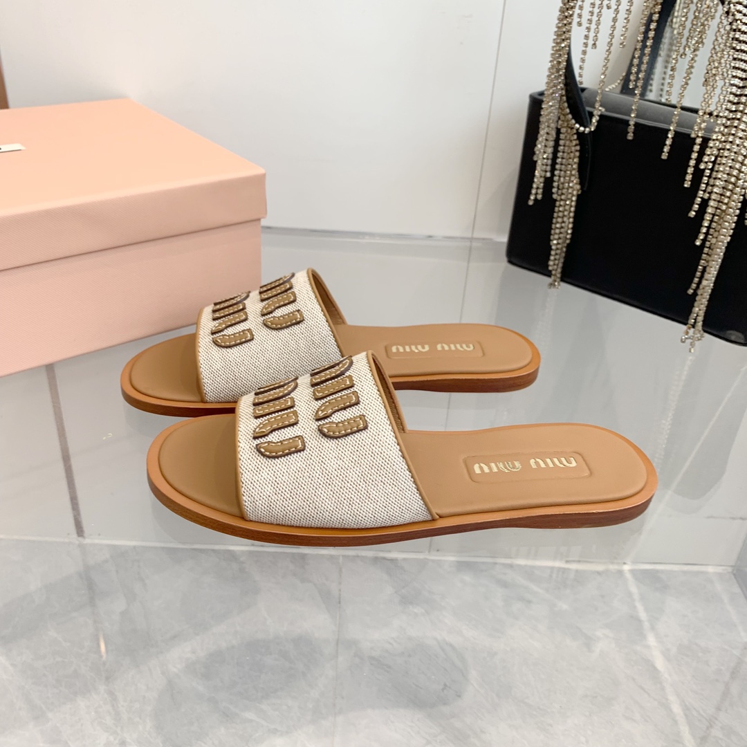 P260代购级
Miu Miu2024春夏系列拉菲草编织皮质Logo半拖 Zp开发 

原版拆卸 对版 秒杀市面版本 Miu夏日风情 真的太少女啦！小羊皮超级软糯 喜欢可以冲了！

鞋面：拉菲草 （原版做法.原版走线）内里：牛皮 鞋底：原版高密度真皮大底➕真皮沿条

Size：35-42（40.41.42 定做不退换）