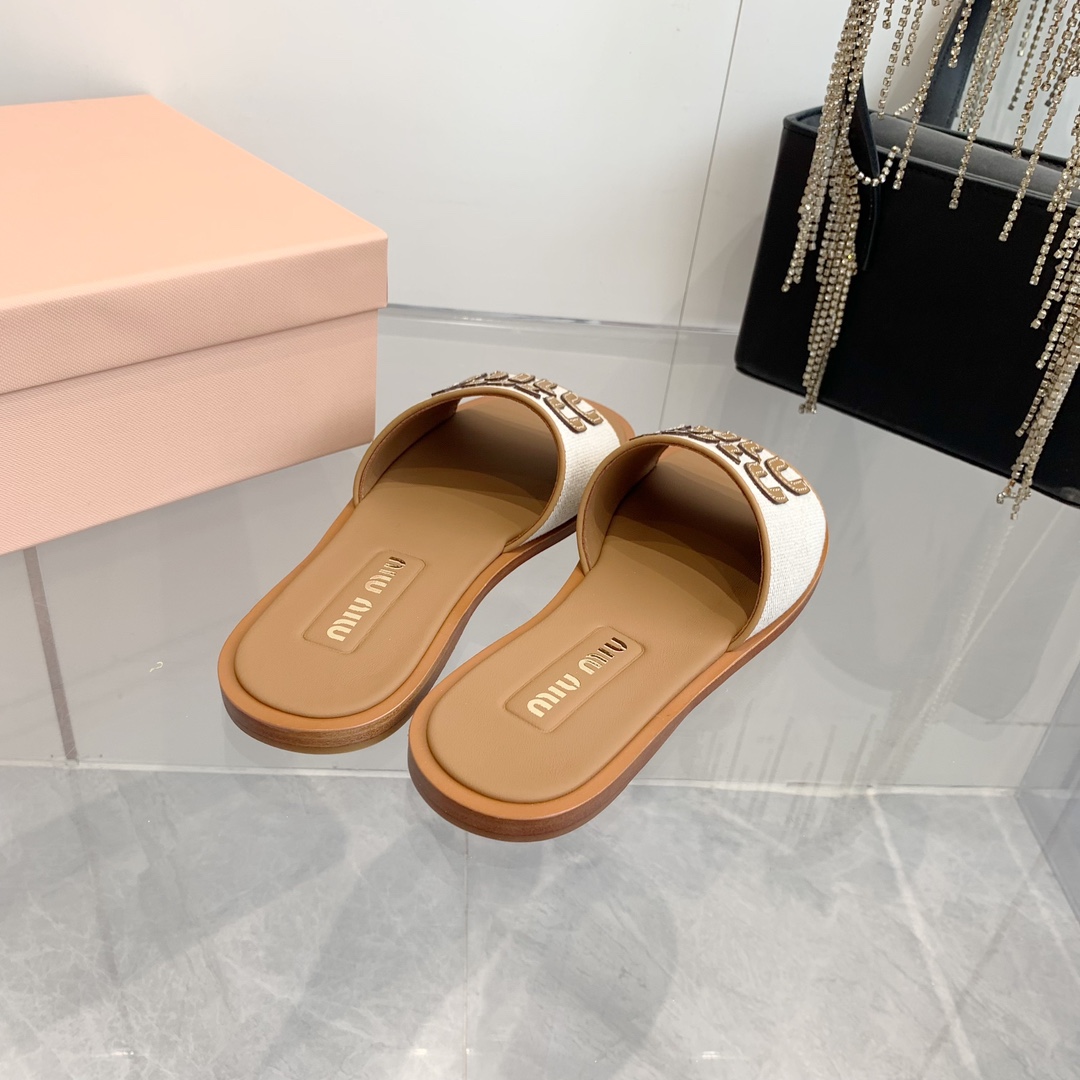 P260代购级
Miu Miu2024春夏系列拉菲草编织皮质Logo半拖 Zp开发 

原版拆卸 对版 秒杀市面版本 Miu夏日风情 真的太少女啦！小羊皮超级软糯 喜欢可以冲了！

鞋面：拉菲草 （原版做法.原版走线）内里：牛皮 鞋底：原版高密度真皮大底➕真皮沿条

Size：35-42（40.41.42 定做不退换）