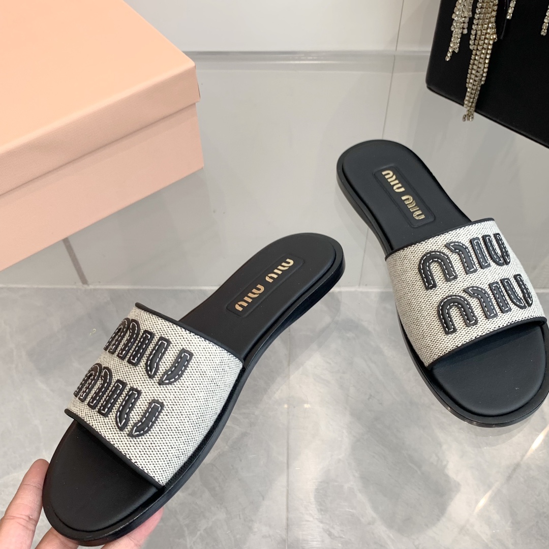 P260代购级
Miu Miu2024春夏系列拉菲草编织皮质Logo半拖 Zp开发 

原版拆卸 对版 秒杀市面版本 Miu夏日风情 真的太少女啦！小羊皮超级软糯 喜欢可以冲了！

鞋面：拉菲草 （原版做法.原版走线）内里：牛皮 鞋底：原版高密度真皮大底➕真皮沿条

Size：35-42（40.41.42 定做不退换）