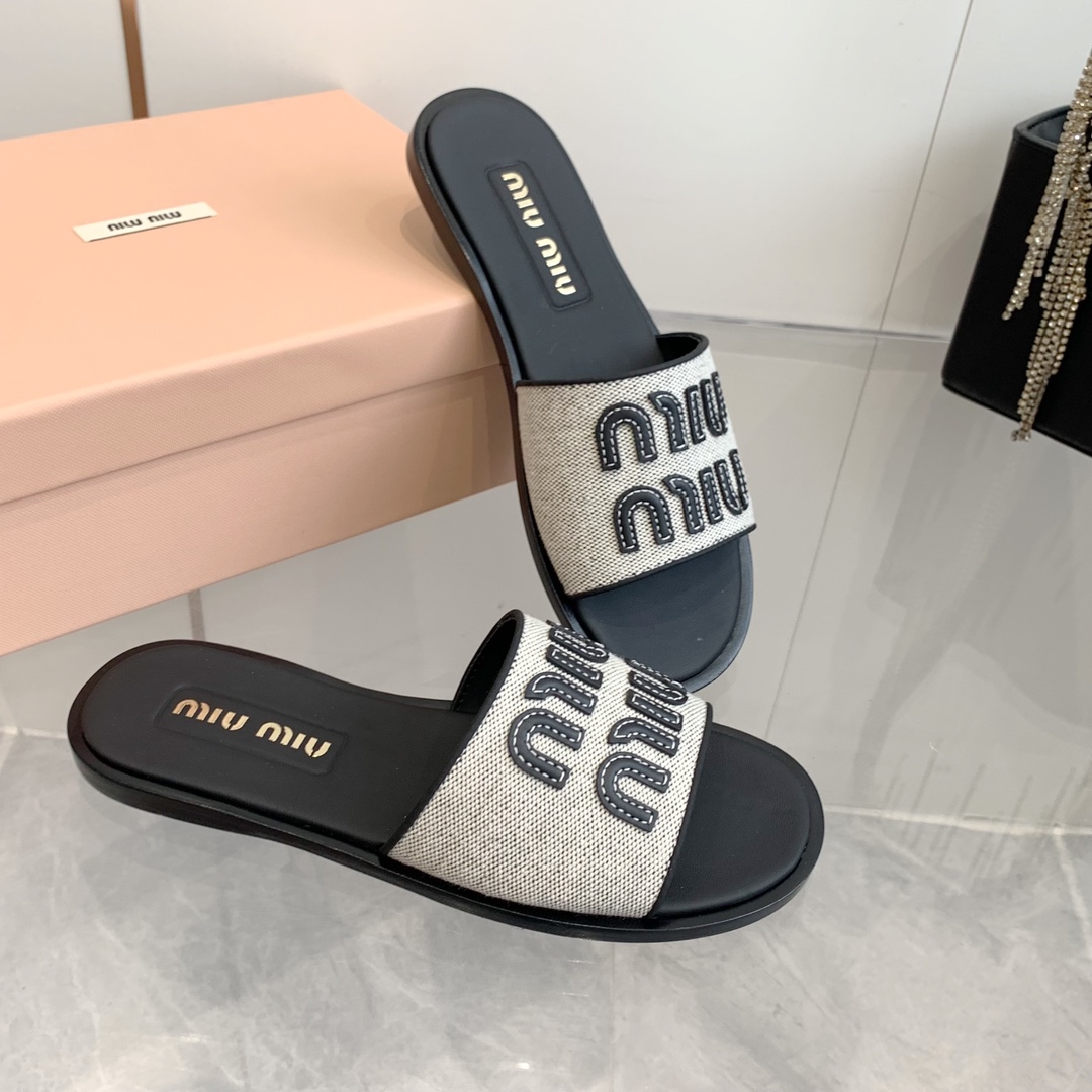 P260代购级
Miu Miu2024春夏系列拉菲草编织皮质Logo半拖 Zp开发 

原版拆卸 对版 秒杀市面版本 Miu夏日风情 真的太少女啦！小羊皮超级软糯 喜欢可以冲了！

鞋面：拉菲草 （原版做法.原版走线）内里：牛皮 鞋底：原版高密度真皮大底➕真皮沿条

Size：35-42（40.41.42 定做不退换）