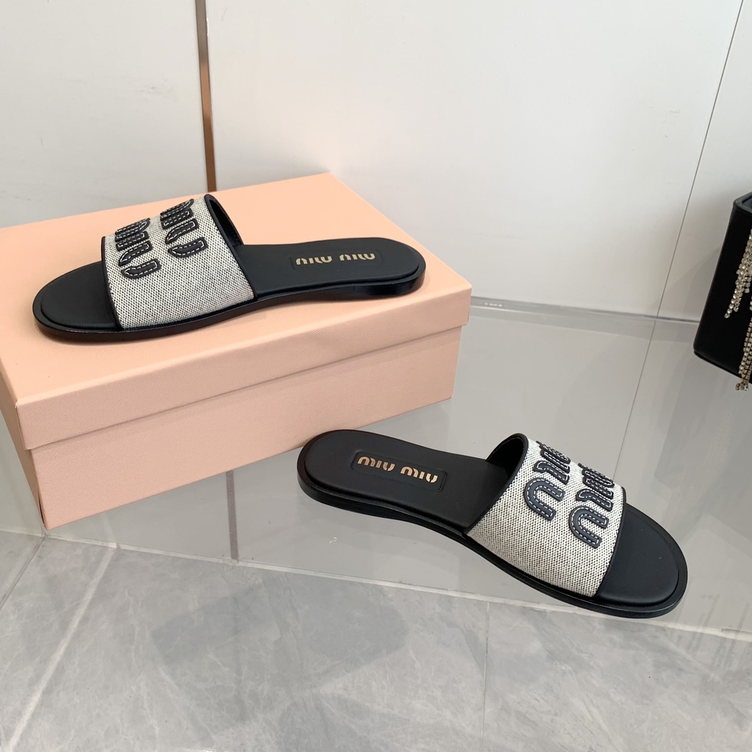 P260代购级
Miu Miu2024春夏系列拉菲草编织皮质Logo半拖 Zp开发 

原版拆卸 对版 秒杀市面版本 Miu夏日风情 真的太少女啦！小羊皮超级软糯 喜欢可以冲了！

鞋面：拉菲草 （原版做法.原版走线）内里：牛皮 鞋底：原版高密度真皮大底➕真皮沿条

Size：35-42（40.41.42 定做不退换）