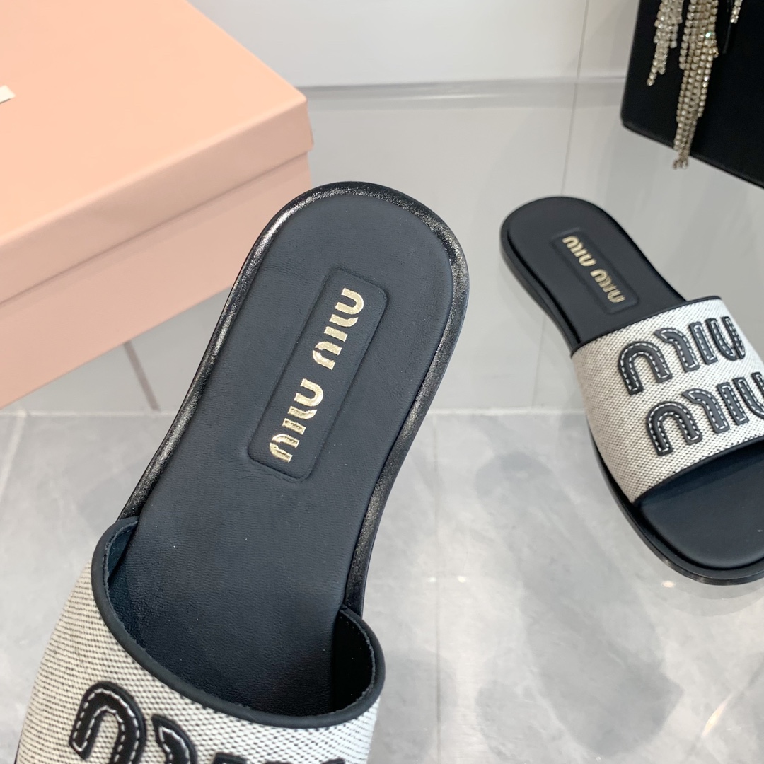 P260代购级
Miu Miu2024春夏系列拉菲草编织皮质Logo半拖 Zp开发 

原版拆卸 对版 秒杀市面版本 Miu夏日风情 真的太少女啦！小羊皮超级软糯 喜欢可以冲了！

鞋面：拉菲草 （原版做法.原版走线）内里：牛皮 鞋底：原版高密度真皮大底➕真皮沿条

Size：35-42（40.41.42 定做不退换）