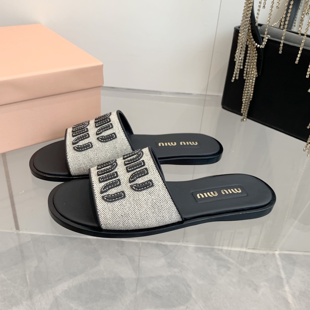 P260代购级
Miu Miu2024春夏系列拉菲草编织皮质Logo半拖 Zp开发 

原版拆卸 对版 秒杀市面版本 Miu夏日风情 真的太少女啦！小羊皮超级软糯 喜欢可以冲了！

鞋面：拉菲草 （原版做法.原版走线）内里：牛皮 鞋底：原版高密度真皮大底➕真皮沿条

Size：35-42（40.41.42 定做不退换）