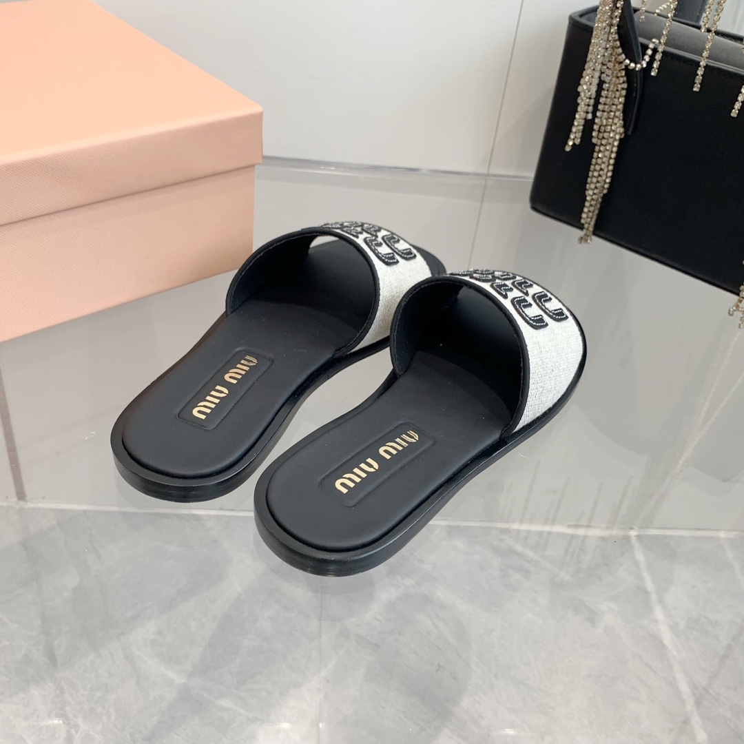 P260代购级
Miu Miu2024春夏系列拉菲草编织皮质Logo半拖 Zp开发 

原版拆卸 对版 秒杀市面版本 Miu夏日风情 真的太少女啦！小羊皮超级软糯 喜欢可以冲了！

鞋面：拉菲草 （原版做法.原版走线）内里：牛皮 鞋底：原版高密度真皮大底➕真皮沿条

Size：35-42（40.41.42 定做不退换）