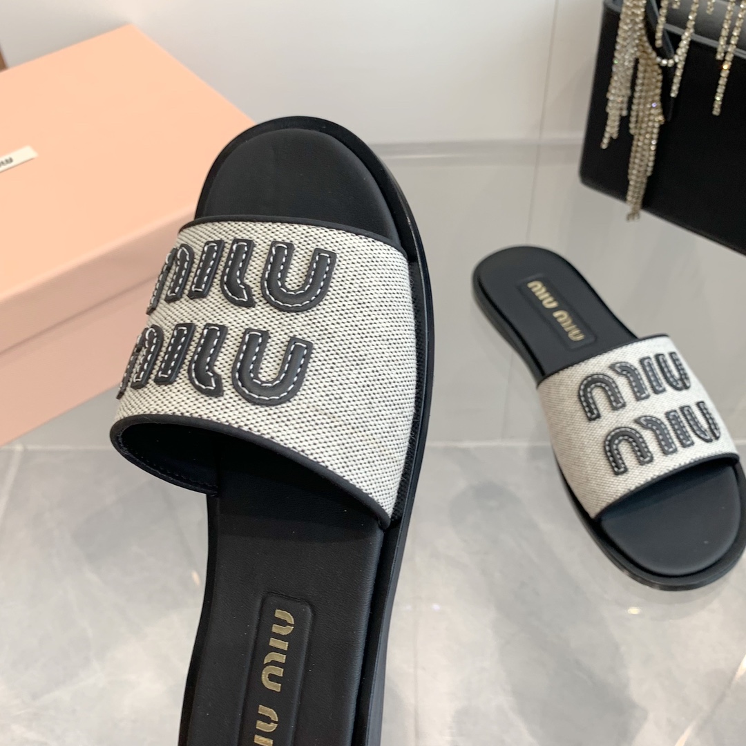 P260代购级
Miu Miu2024春夏系列拉菲草编织皮质Logo半拖 Zp开发 

原版拆卸 对版 秒杀市面版本 Miu夏日风情 真的太少女啦！小羊皮超级软糯 喜欢可以冲了！

鞋面：拉菲草 （原版做法.原版走线）内里：牛皮 鞋底：原版高密度真皮大底➕真皮沿条

Size：35-42（40.41.42 定做不退换）