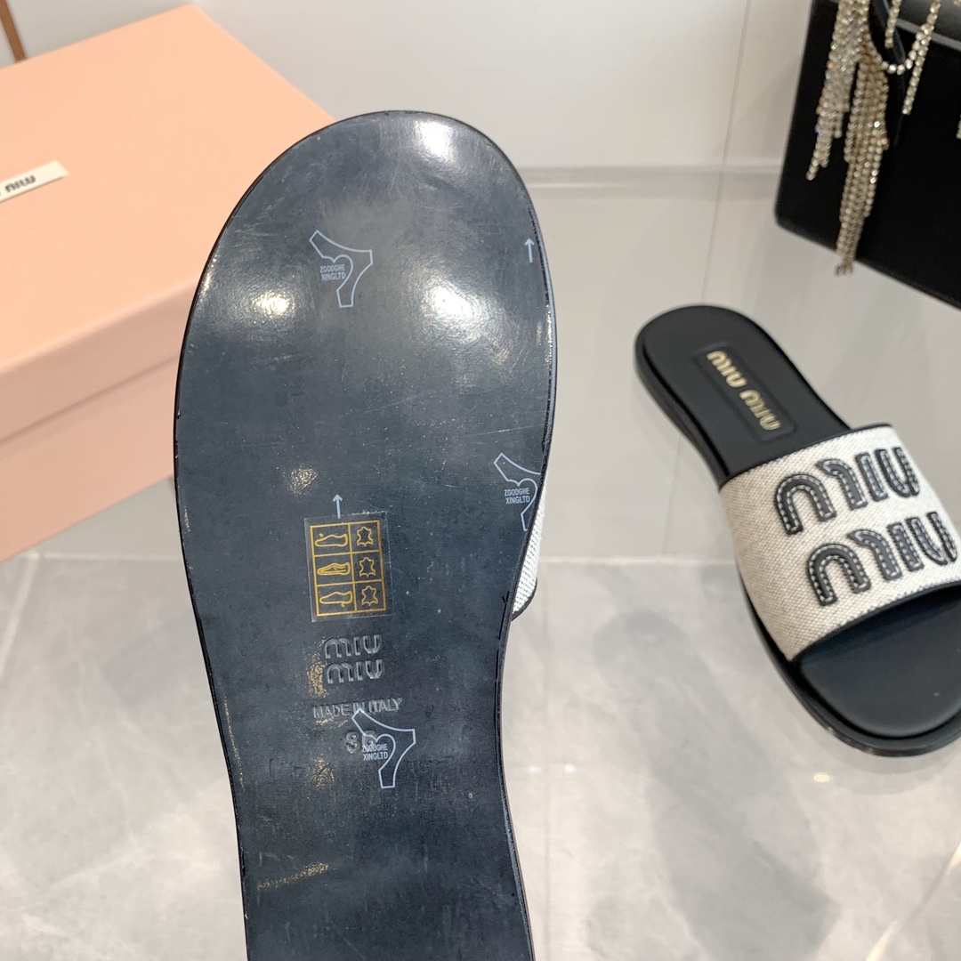 P260代购级
Miu Miu2024春夏系列拉菲草编织皮质Logo半拖 Zp开发 

原版拆卸 对版 秒杀市面版本 Miu夏日风情 真的太少女啦！小羊皮超级软糯 喜欢可以冲了！

鞋面：拉菲草 （原版做法.原版走线）内里：牛皮 鞋底：原版高密度真皮大底➕真皮沿条

Size：35-42（40.41.42 定做不退换）