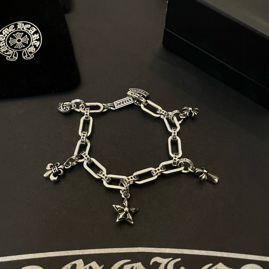 NO:107484,Batch New [Counter Quality] Chrome Hearts Croxin Classic Cross Letter Multi-element Pendant Bracelet. Different concave and convex and concave design styles present unique. Cross Scout flowers are Croxin's ambitions, so they last longer. Genuine version of Chrome Hearts Croxin. Different from the market ordinary light version. Benchmark the quality of the version. Look at the details of the letter printing. Retro and old gray oxygen level. Seiko version!  !  !  Pure handmade ~ Authentic model opening must-have fashion and fashion, both men and women can wear it, same style for couples, original official website, rock punk style silver style, retro elements, trendy and versatile!  , jewelry boutique, chrome hearts, chrome hearts, bracelet19860909批 新款【专柜品质】Chrome Hearts克罗心经典十字架字母多元素吊坠手链 凹凸造型不同的花纹设计风格 呈现出与众不同 十字架 童军花是克罗心的志 所以更经久不衰 正品打版Chrome Hearts克罗心 区别市场普通轻版 对版对标品质 看字印细节 复古做旧灰氧程度.精工版本！！！ 纯手工打造 ～正品开模潮流时尚必备 男女均可佩戴 情侣同款 官网原版 摇滚朋克泰银风格 复古元素 潮流百搭！,饰品精品,chrome hearts,chrome hearts,bracelet,Jewelry