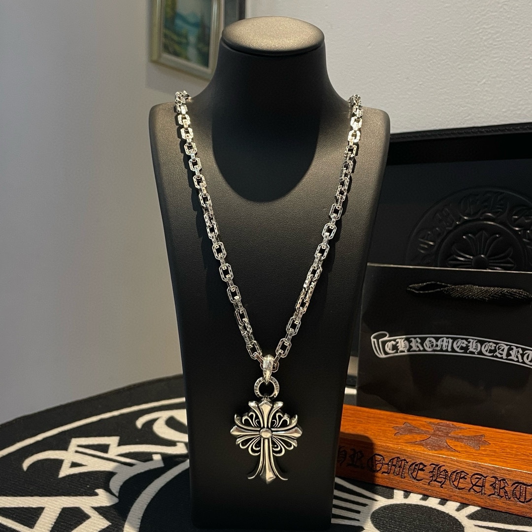 NO:107463,TikTok/Kuaishou/ins/Xiaohongshu/Live Hot, New [Counter Quality] Chrome Hearts Croxin Lock Necklace, Cross Pendant, Concave and Convex and Convex Scout Flowers present unique to others Cross Scout Flowers are Croxin's ambitions, so they last longer. Genuine version of Chrome Hearts Croxin, different market light version, benchmarking quality, looking at the details of the letter printing, retro old gray oxygen level. Seiko version!  !  !  Pure handmade ~ Authentic model opening must-have fashion and fashion, both men and women can wear it, same style for couples, original official website, rock punk style silver style, retro elements, trendy and versatile!  , jewelry boutique, chrome hearts, chrome hearts, necklace19860909批 抖音/快手/ins/小红书/直播热门 ,新款【专柜品质】Chrome Hearts克罗心锁扣项链 ,十字架吊坠,凹凸造型不同的花纹设计风格 呈现出与众不同 十字架 童军花是克罗心的志 所以更经久不衰 正品打版Chrome Hearts克罗心 区别市场普通轻版 对版对标品质 看字印细节 复古做旧灰氧程度.精工版本！！！ 纯手工打造 ～正品开模潮流时尚必备 男女均可佩戴 情侣同款 官网原版 摇滚朋克泰银风格 复古元素 潮流百搭！,饰品精品,chrome hearts,chrome hearts,necklace,Jewelry