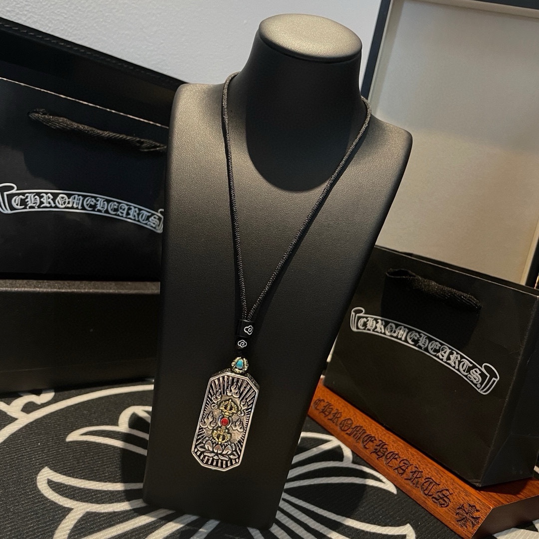 NO:113967,New [Counter Quality] Chrome Hearts Necklace, adjustable length, different pattern design styles with different concave and convex shapes, presenting uniqueness. Cross Scout flowers are Croxin's ambitions, so they last longer. Genuine version of Chrome Hearts Croxin, different from the market, benchmarking the quality of the version, looking at the details of the letter printing, retro, old gray oxygen level. Seiko version!  !  !  Pure handmade ~ Authentic model opening must-have fashion and fashion, both men and women can wear it, same style for couples, original official website, rock punk style silver style, retro elements, trendy and versatile!  , jewelry boutique, chrome hearts, chrome hearts, necklace19860909新款【专柜品质】Chrome Hearts克罗心项链,可调节长度,凹凸造型不同的花纹设计风格 呈现出与众不同 十字架 童军花是克罗心的志 所以更经久不衰 正品打版Chrome Hearts克罗心 区别市场普通轻版 对版对标品质 看字印细节 复古做旧灰氧程度.精工版本！！！ 纯手工打造 ～正品开模潮流时尚必备 男女均可佩戴 情侣同款 官网原版 摇滚朋克泰银风格 复古元素 潮流百搭！,饰品精品,chrome hearts,chrome hearts,necklace,Jewelry