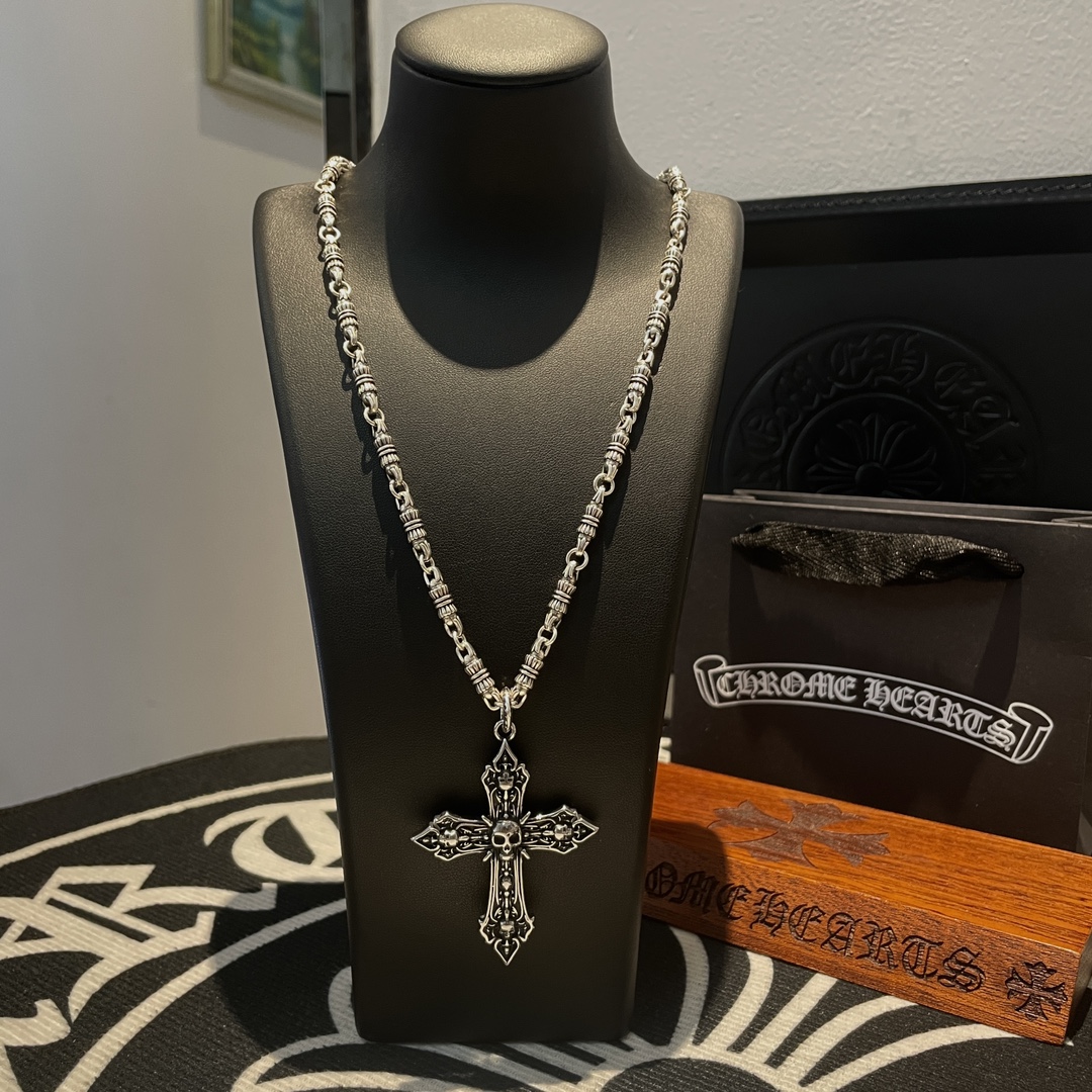 NO:107466,Batch New [Counter Quality] Chrome Hearts Croxin Necklace, Cross Skull Pendant, Concave and Convex and Convex Scout Flowers present unique to others Cross Scout Flowers are Croxin's ambitions, so they last longer. Genuine version of Chrome Hearts Croxin, differentiated from the market, benchmarked on the quality of the version, looked at the details of the letter printing, retro old gray oxygen level. Seiko version!  !  !  Pure handmade ~ Authentic model opening must-have fashion and fashion, both men and women can wear it, same style for couples, original official website, rock punk style silver style, retro elements, trendy and versatile!  , jewelry boutique, chrome hearts, chrome hearts, necklace19860909批 新款【专柜品质】Chrome Hearts克罗心项链 ,十字架骷髅头吊坠,凹凸造型不同的花纹设计风格 呈现出与众不同 十字架 童军花是克罗心的志 所以更经久不衰 正品打版Chrome Hearts克罗心 区别市场普通轻版 对版对标品质 看字印细节 复古做旧灰氧程度.精工版本！！！ 纯手工打造 ～正品开模潮流时尚必备 男女均可佩戴 情侣同款 官网原版 摇滚朋克泰银风格 复古元素 潮流百搭！,饰品精品,chrome hearts,chrome hearts,necklace,Jewelry