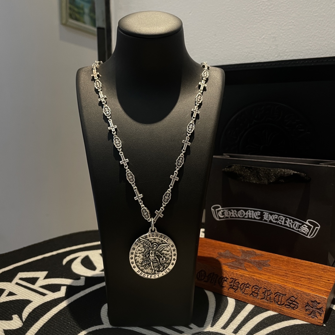 NO:107472,Batch New [Counter Quality] Chrome Hearts Croxin Classic Cross Necklace, round brand pendant, different pattern design styles with concave and concave shapes present a unique style. Cross Scout flowers are Croxin's ambitions, so they last longer. Genuine version of Chrome Hearts Croxin, differentiate the market ordinary light version, match the quality of the version, look at the details of the letter printing, retro, old gray oxygen level. Seiko version!  !  !  Pure handmade ~ Authentic model opening must-have fashion and fashion, both men and women can wear it, same style for couples, original official website, rock punk style silver style, retro elements, trendy and versatile!  , jewelry boutique, chrome hearts, chrome hearts, necklace19860909批 新款【专柜品质】Chrome Hearts克罗心经典十字架项链 ,圆牌吊坠,凹凸造型不同的花纹设计风格 呈现出与众不同 十字架 童军花是克罗心的志 所以更经久不衰 正品打版Chrome Hearts克罗心 区别市场普通轻版 对版对标品质 看字印细节 复古做旧灰氧程度.精工版本！！！ 纯手工打造 ～正品开模潮流时尚必备 男女均可佩戴 情侣同款 官网原版 摇滚朋克泰银风格 复古元素 潮流百搭！,饰品精品,chrome hearts,chrome hearts,necklace,Jewelry