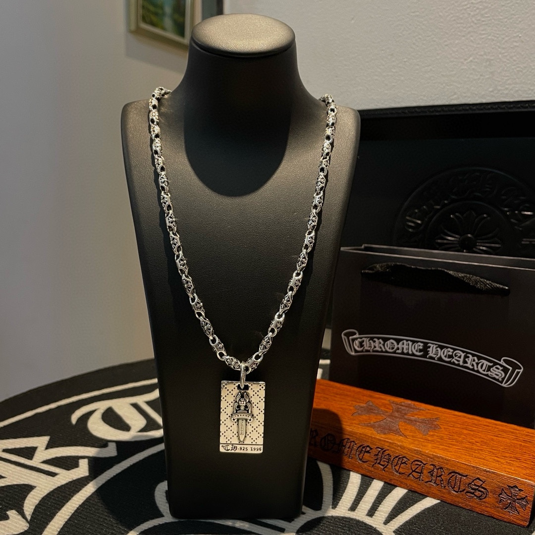 NO:107478,Batch New style [Counter Quality] Chrome Hearts Croxin Classic Retro Cross Necklace Square Sword Pendant Different Concave and Convex Sculpture Design Styles Presenting Different Cross Scout Flowers are Croxin's ambitions, so they last longer. Genuine version of Chrome Hearts Croxin Difference to the market ordinary light version, benchmarking the quality of the version, looking at the details of the letter printing, retro old gray oxygen level. Seiko version!  !  !  Pure handmade ~ Authentic model opening must-have fashion and fashion, both men and women can wear it, same style for couples, original official website, rock punk style silver style, retro elements, trendy and versatile!  , jewelry boutique, chrome hearts, chrome hearts, necklace19860909批 新款【专柜品质】Chrome Hearts克罗心经典复古十字架项链 方牌宝剑吊坠 凹凸造型不同的花纹设计风格 呈现出与众不同 十字架 童军花是克罗心的志 所以更经久不衰 正品打版Chrome Hearts克罗心 区别市场普通轻版 对版对标品质 看字印细节 复古做旧灰氧程度.精工版本！！！ 纯手工打造 ～正品开模潮流时尚必备 男女均可佩戴 情侣同款 官网原版 摇滚朋克泰银风格 复古元素 潮流百搭！,饰品精品,chrome hearts,chrome hearts,necklace,Jewelry