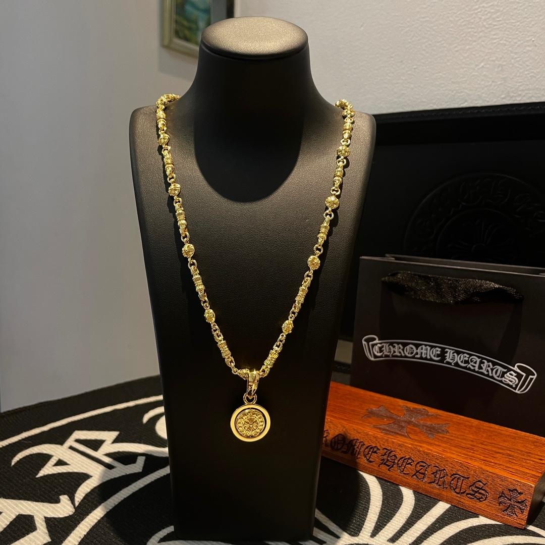 NO:107482,Batch New style [Counter Quality] Chrome Hearts Croxin Classic Retro Golden Cross Flower Ball Necklace, Agile Horseshoe Printing Pendant, Different Concave and Convex Scout Flowers present unique to others Cross Scout Flowers are Croxin's ambition, so they last longer. Genuine version of Chrome Hearts Croxin, different from the market ordinary light version, benchmark the quality of the version, look at the details of the letter printing, retro old gray oxygen level. Seiko version!  !  !  Pure handmade ~ Authentic model opening must-have fashion and fashion, both men and women can wear it, same style for couples, original official website, rock punk style silver style, retro elements, trendy and versatile!  , jewelry boutique, chrome hearts, chrome hearts, necklace, gold19860909批 新款【专柜品质】Chrome Hearts克罗心经典复古黄金色十字花球项链 灵动马蹄印吊坠 凹凸造型不同的花纹设计风格 呈现出与众不同 十字架 童军花是克罗心的志 所以更经久不衰 正品打版Chrome Hearts克罗心 区别市场普通轻版 对版对标品质 看字印细节 复古做旧灰氧程度.精工版本！！！ 纯手工打造 ～正品开模潮流时尚必备 男女均可佩戴 情侣同款 官网原版 摇滚朋克泰银风格 复古元素 潮流百搭！,饰品精品,chrome hearts,chrome hearts,necklace,gold,Jewelry