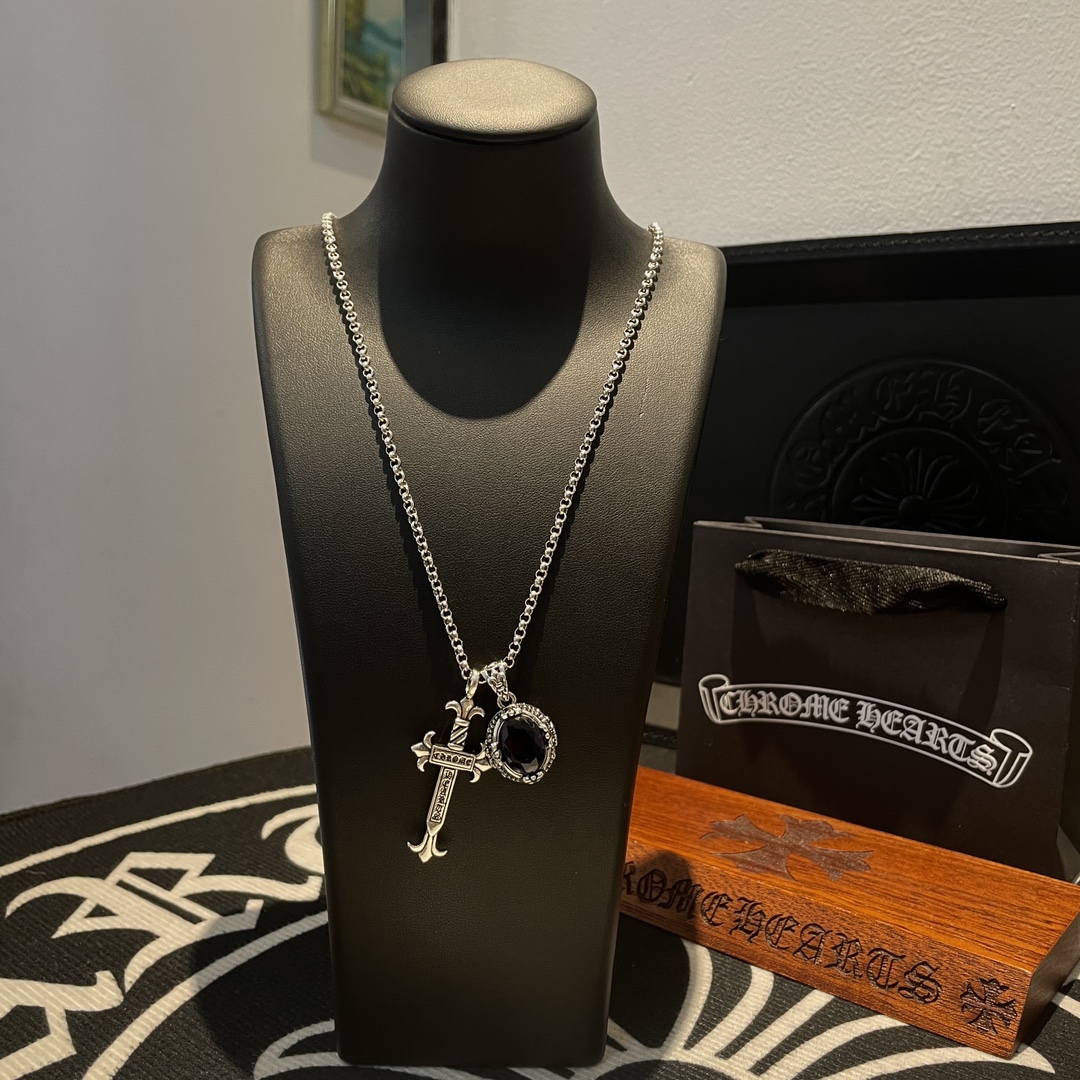 NO:107490,New models [Counter Quality] Chrome Hearts Croxin classic necklace, cross purple diamond pendant, different pattern design styles with concave and convex shapes, presenting uniqueness. Cross Scout flowers are Croxin's ambitions, so they last longer. Genuine version of Chrome Hearts Croxin, differentiated from the market, benchmarked on the quality of the version, looking at the details of the letter printing, retro, old gray oxygen level. Seiko version!  !  !  Pure handmade ~ Authentic model opening must-have fashion and fashion, both men and women can wear it, same style for couples, original official website, rock punk style silver style, retro elements, trendy and versatile!  , jewelry boutique, chrome hearts, chrome hearts, necklace19860909批新款【专柜品质】Chrome Hearts克罗心经典项链 十字架紫钻吊坠 凹凸造型不同的花纹设计风格 呈现出与众不同 十字架 童军花是克罗心的志 所以更经久不衰 正品打版Chrome Hearts克罗心 区别市场普通轻版 对版对标品质 看字印细节 复古做旧灰氧程度.精工版本！！！ 纯手工打造 ～正品开模潮流时尚必备 男女均可佩戴 情侣同款 官网原版 摇滚朋克泰银风格 复古元素 潮流百搭！,饰品精品,chrome hearts,chrome hearts,necklace,Jewelry