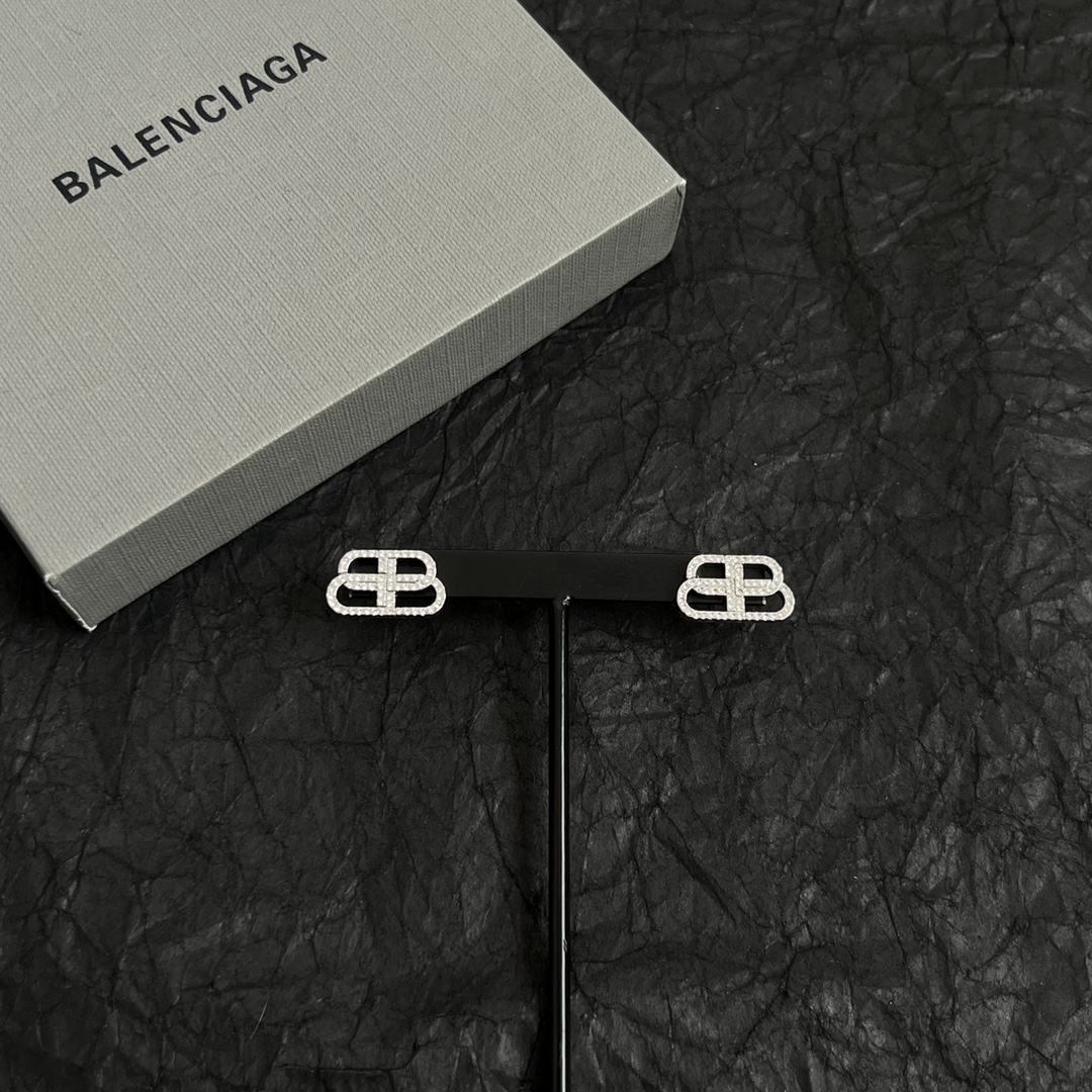 【】 巴黎世家 Balenciaga 耳钉  简单大方 大牌金质感饱满 ，搭配衣服超好看 ！！