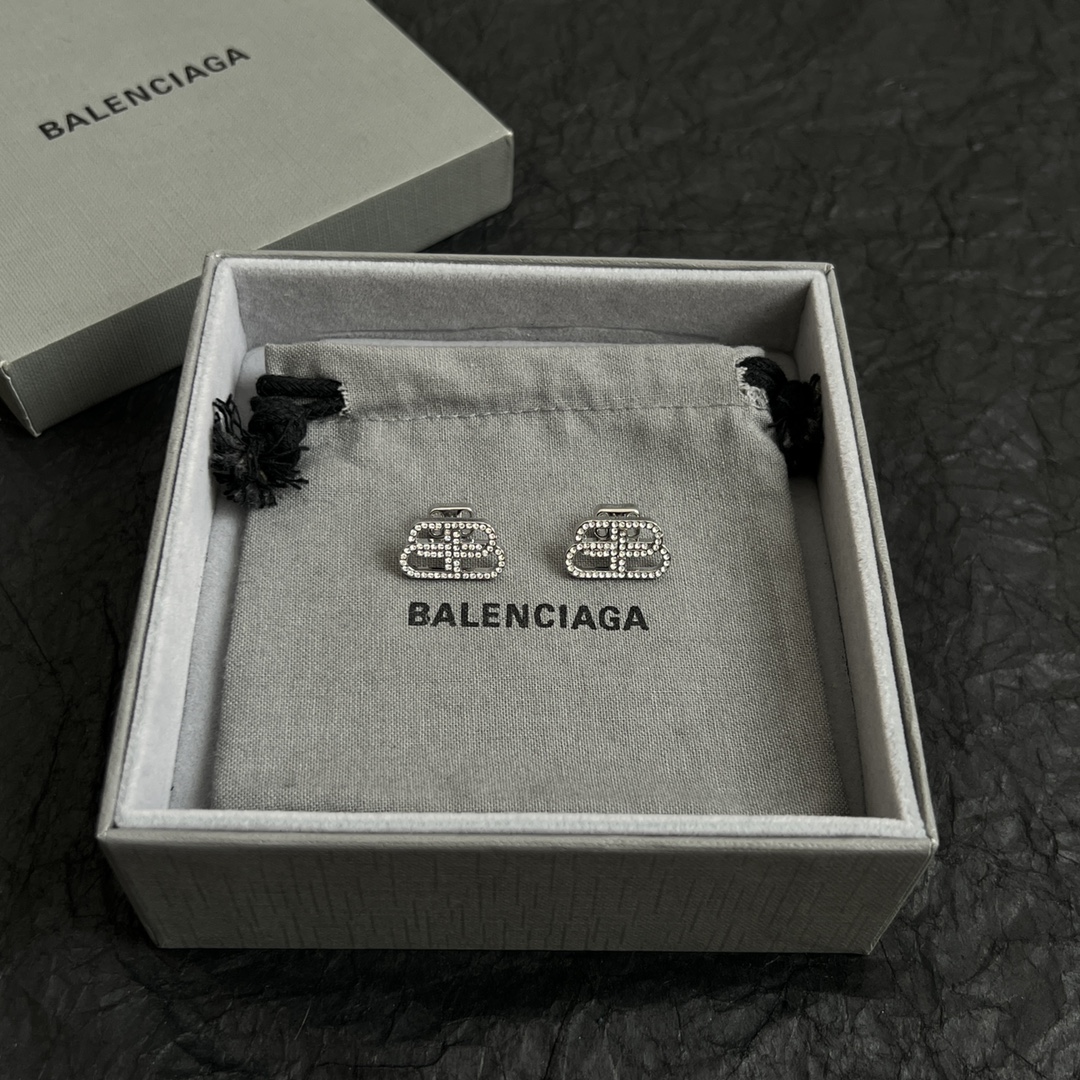 【】 巴黎世家 Balenciaga 耳钉  简单大方 大牌金质感饱满 ，搭配衣服超好看 ！！