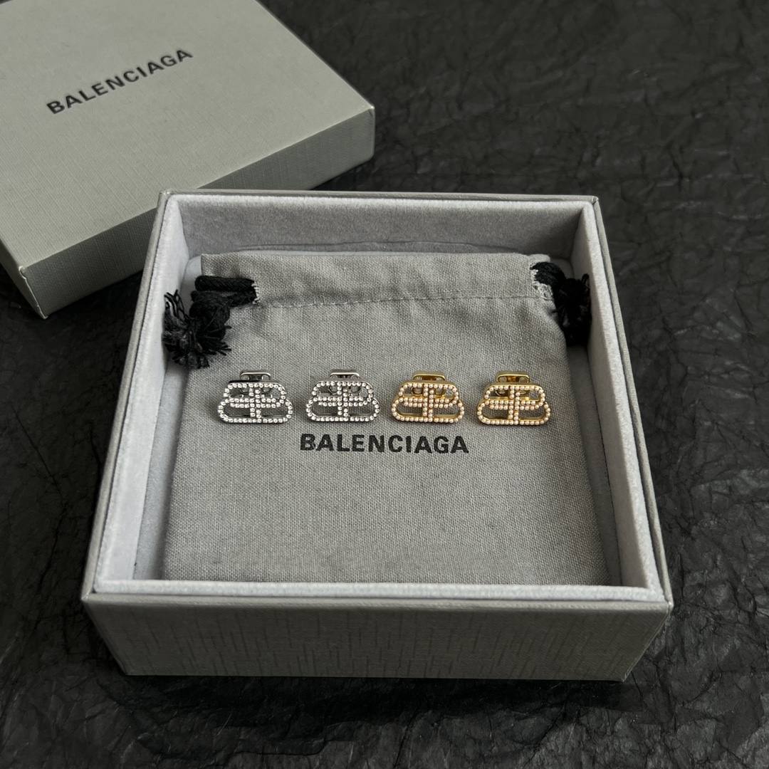 【】 巴黎世家 Balenciaga 耳钉  简单大方 大牌金质感饱满 ，搭配衣服超好看 ！！
