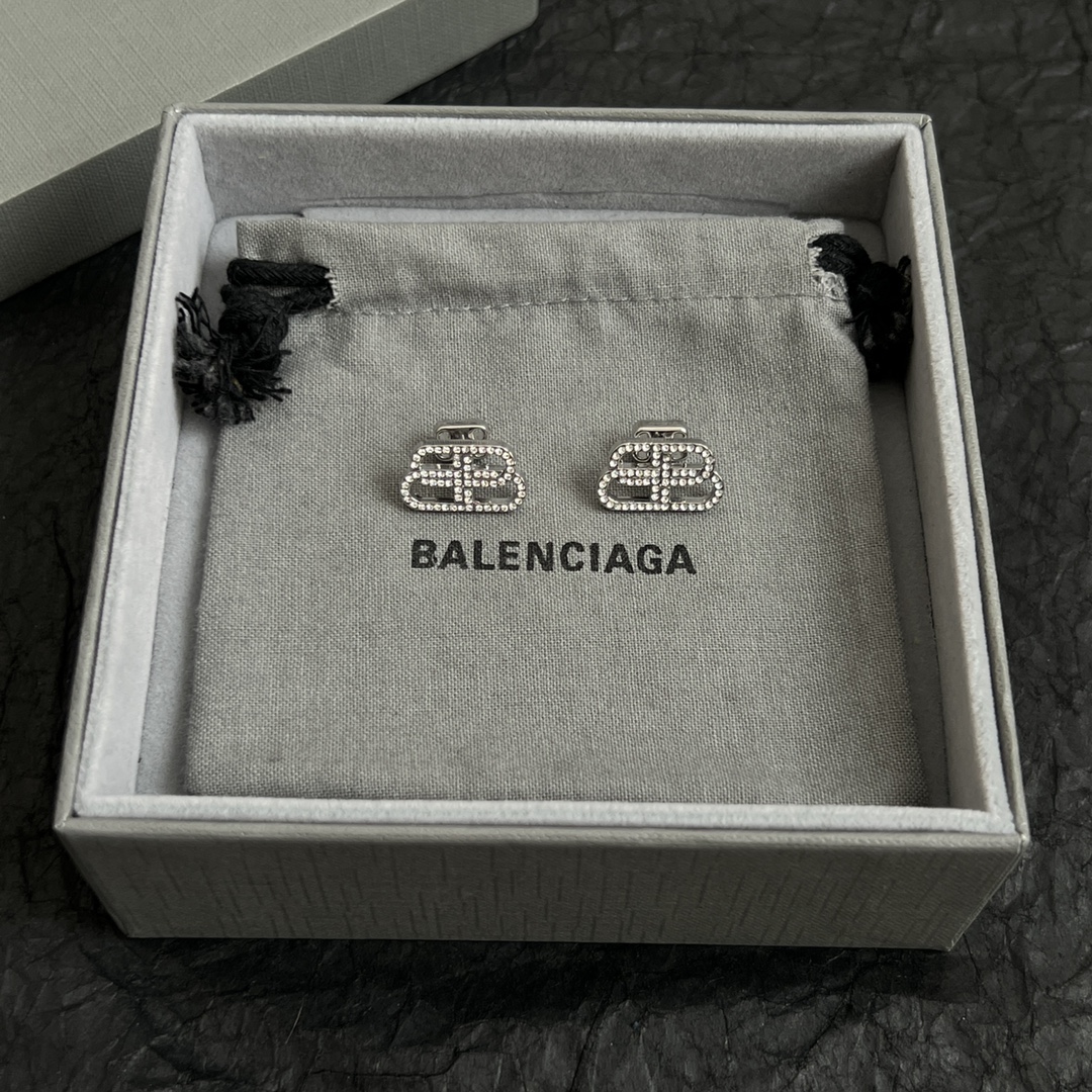 【】 巴黎世家 Balenciaga 耳钉  简单大方 大牌金质感饱满 ，搭配衣服超好看 ！！