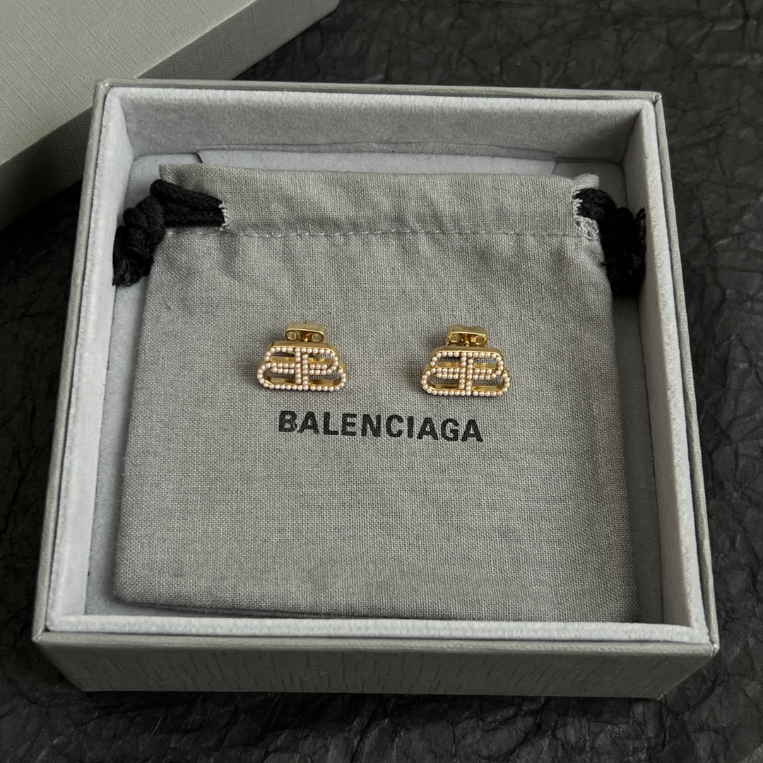 【】 巴黎世家 Balenciaga 珍珠耳钉  简单大方 大牌金质感饱满 ，搭配衣服超好看 ！！