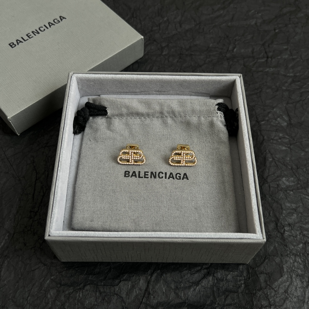 【】 巴黎世家 Balenciaga 珍珠耳钉  简单大方 大牌金质感饱满 ，搭配衣服超好看 ！！