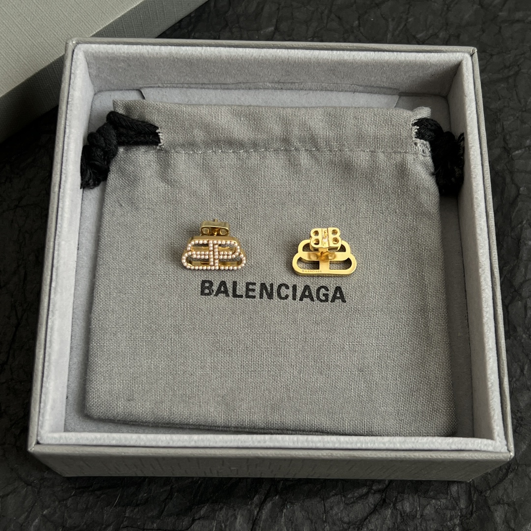 【】 巴黎世家 Balenciaga 珍珠耳钉  简单大方 大牌金质感饱满 ，搭配衣服超好看 ！！