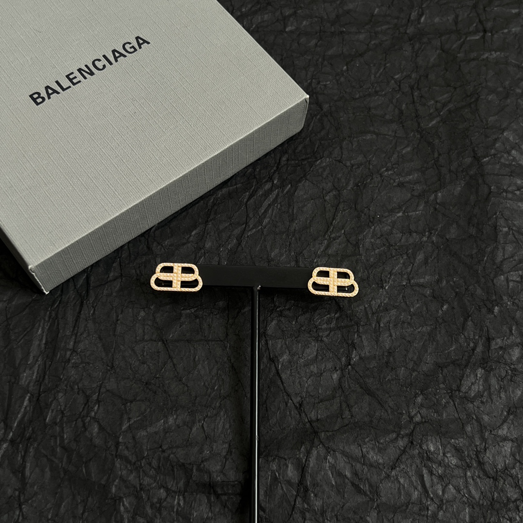 【】 巴黎世家 Balenciaga 珍珠耳钉  简单大方 大牌金质感饱满 ，搭配衣服超好看 ！！