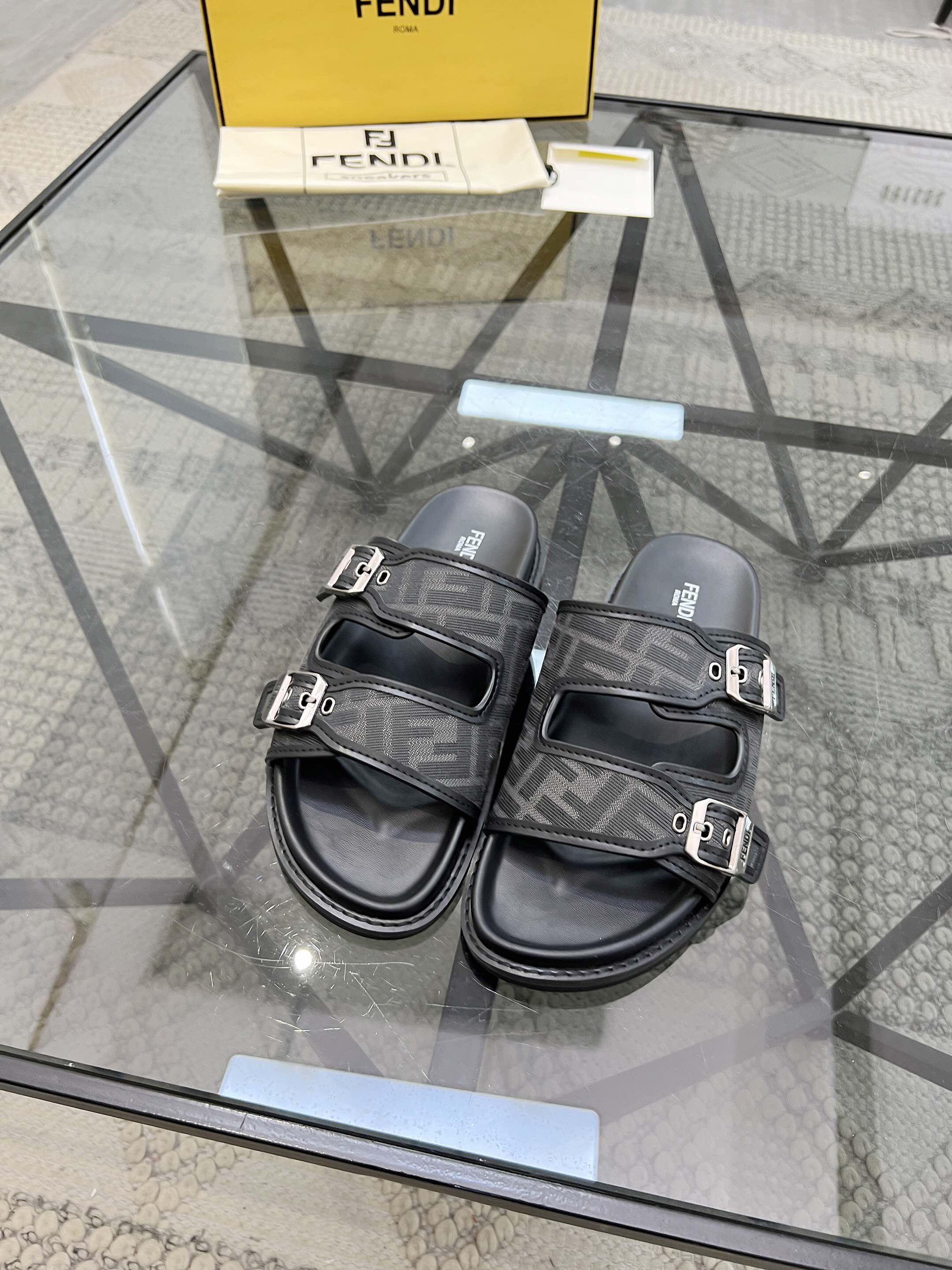 NO:221741,Brand FENDI color original color matching Size 39-45 Custom made 46 Price Material Fendi new style Spring and summer slippers counter synchronization, upper cowhide fabric, full shoe concave and convex logo pattern must have trendy people, original sole factory special original sole, exclusive movable molding sole is super comfortable., Fendi-slippers-sandals, fendi, fendi, sandals, slippers, cowhide19860909品牌FENDI 颜色原版配色 码数39-45定做46 价格 材质芬迪新款 春夏拖鞋专柜同步,鞋面牛皮面料,全鞋凹凸标志纹路潮人必备,鞋底原厂特供原版底,独家活动成型底超级舒适.,芬迪-拖鞋-凉鞋,fendi,fendi,sandals,slippers,cowhide,Men's shoes