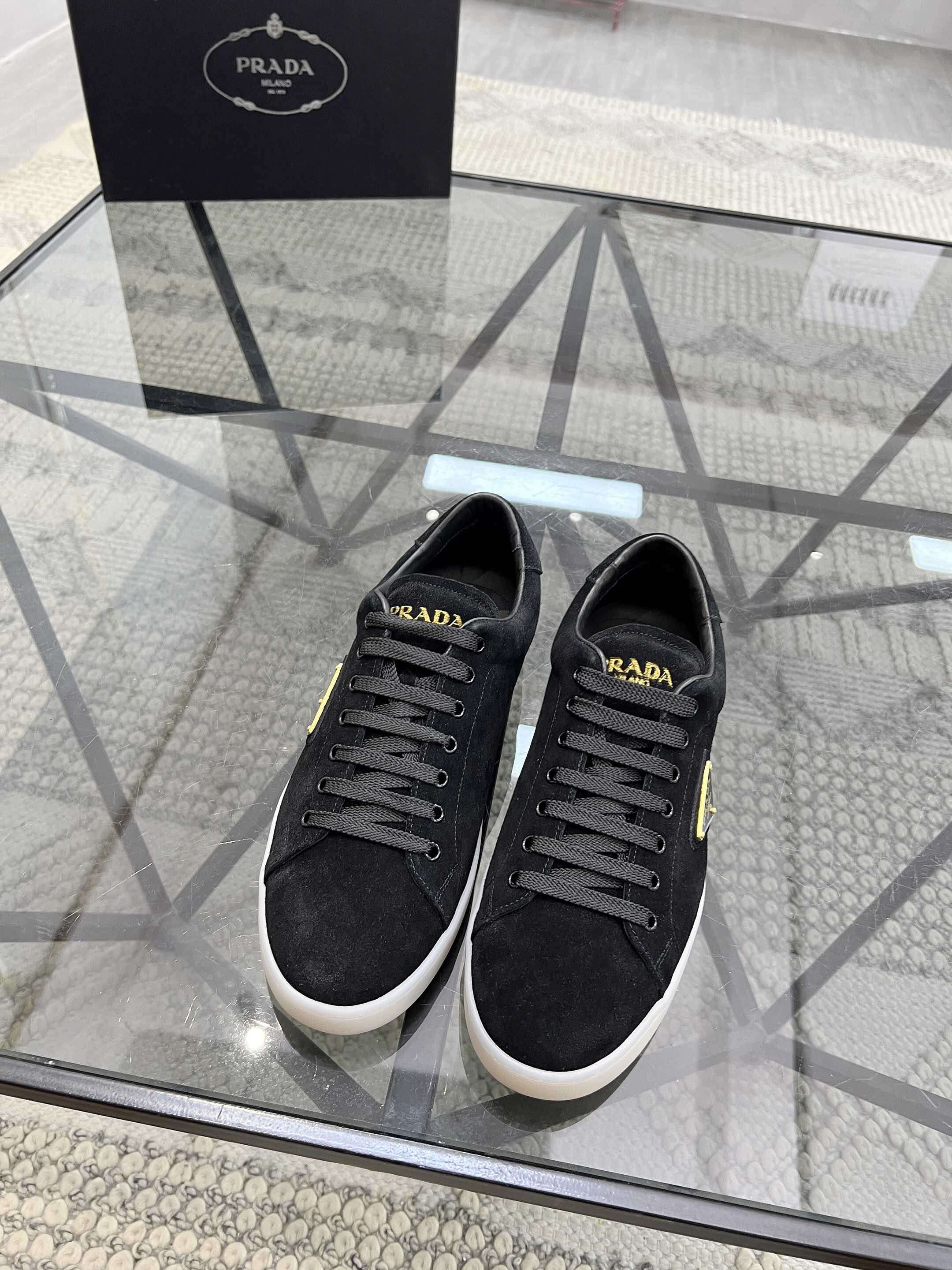 NO:222911,Brand P R A D A Color Original Color Pair Number 39-44 Customized 38.45 Price Material Prada New Product Original Single-Custom Low-top Casual Sports Shoes!  The upper is made of original soft cowhide with Prada logo cowhide inner lining. The original molded outsole of cowhide is made of high quality, worth owning. Prada, prada, sneakers, cowhide19860909品牌P R A D A 颜色原版配色 码数39-44定做38.45 价格 材质普拉达新品原单货低帮休闲运动鞋！鞋面采用原版柔软牛皮搭配普拉达标识牛皮内里 牛皮垫脚原版开模大底、高品质值得拥有,普拉达,prada,sneakers,cowhide,Men's shoes