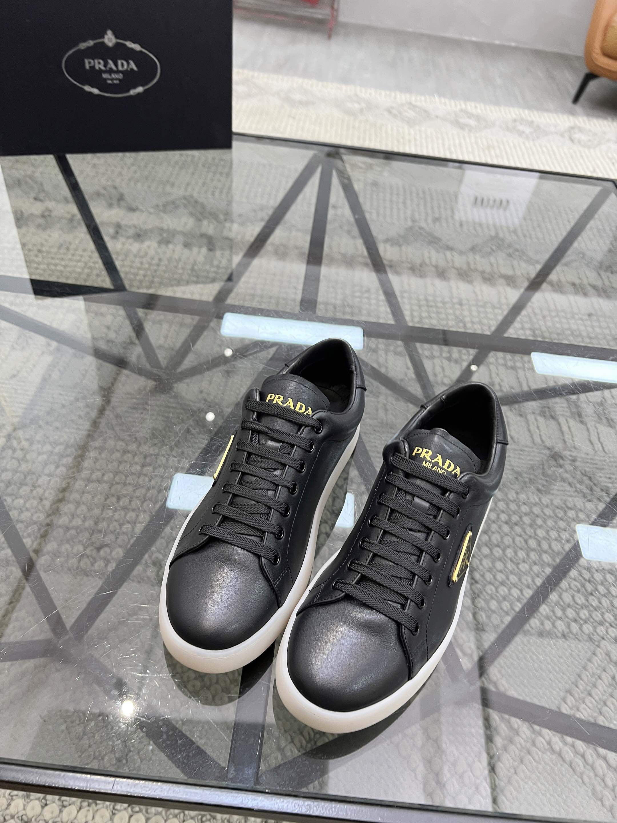 NO:222934,Brand P R A D A Color Original Color Pair Number 39-44 Customized 38.45 Price Material Prada New Product Original Single-Custom Low-top Casual Sports Shoes!  The upper is made of original soft cowhide with Prada logo cowhide inner lining. The original molded outsole of cowhide is made of high quality, worth owning. Prada, prada, sneakers, cowhide19860909品牌P R A D A 颜色原版配色 码数39-44定做38.45 价格 材质普拉达新品原单货低帮休闲运动鞋！鞋面采用原版柔软牛皮搭配普拉达标识牛皮内里 牛皮垫脚原版开模大底、高品质值得拥有,普拉达,prada,sneakers,cowhide,Men's shoes