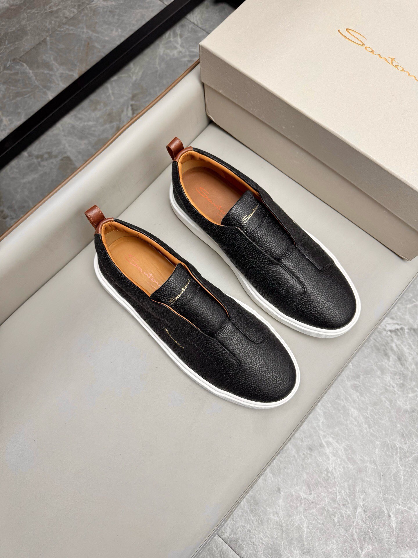 NO:221783,Brand Santoni original color matching Size 39-44 Customized 45.46 Price Material Santoni Italian men's handmade calfskin casual shoes Pure handmade shoe brand, each pair of shoes is simple and classic, using 