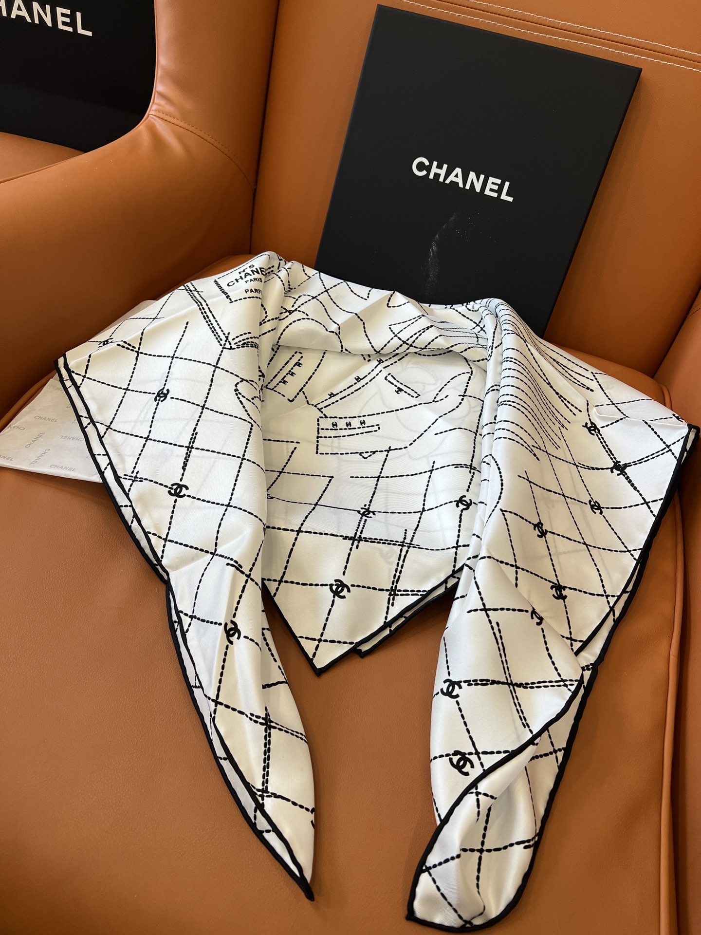 价格：（不含包装）
美爆了🖤一条布满了所有chanel小姐的爱物的丝巾
凭实力高调🫶全球限量
绝对不是花